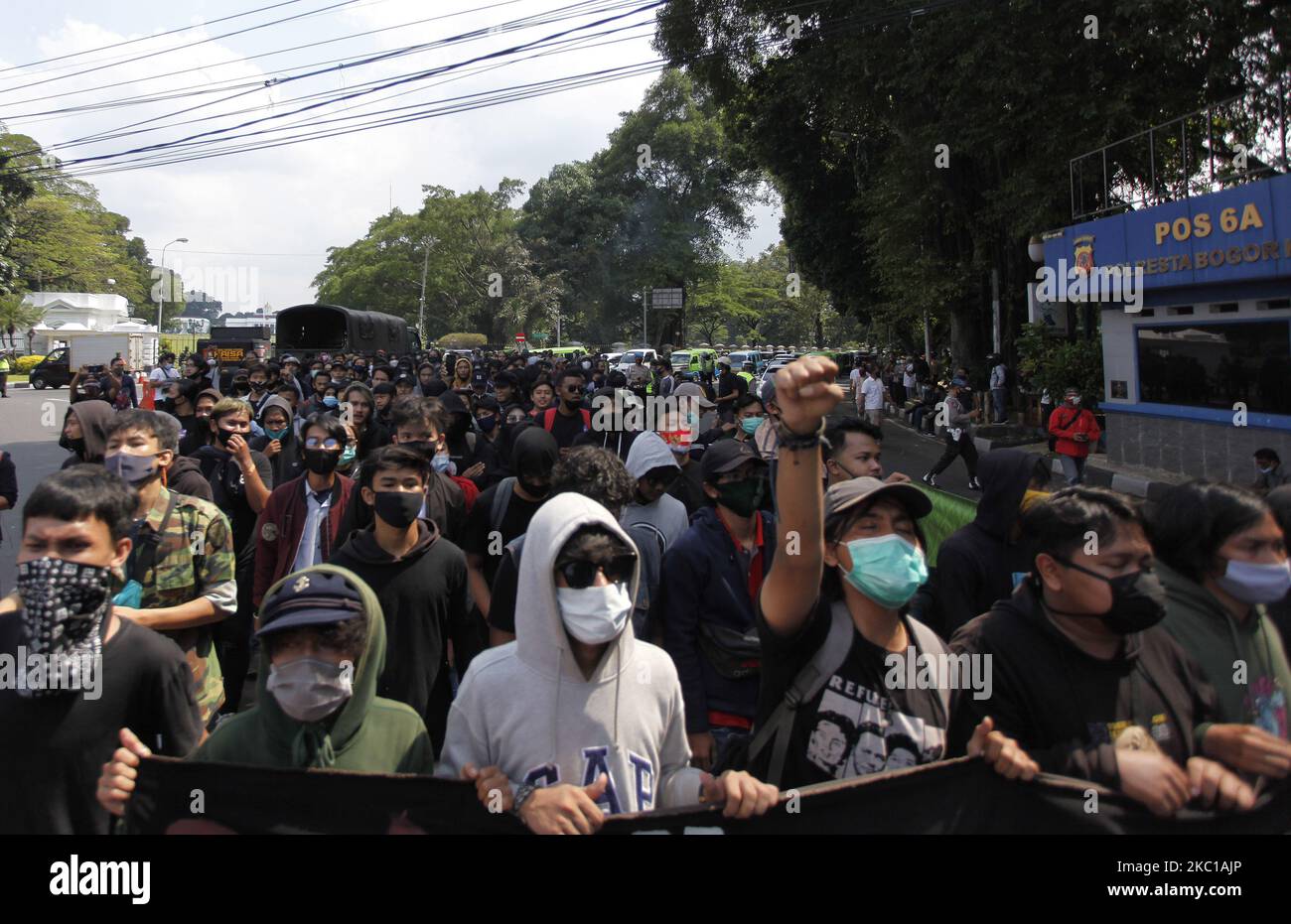 Die Demonstranten chören ihre Meinung vor dem Präsidentenpalast Bogor, während sie am 7,2020. Oktober in Bogor, West-Java, Indonesien, gegen das Omnibus-Gesetz der Regierung protestierten. (Foto von Adriana Adie/NurPhoto) Stockfoto