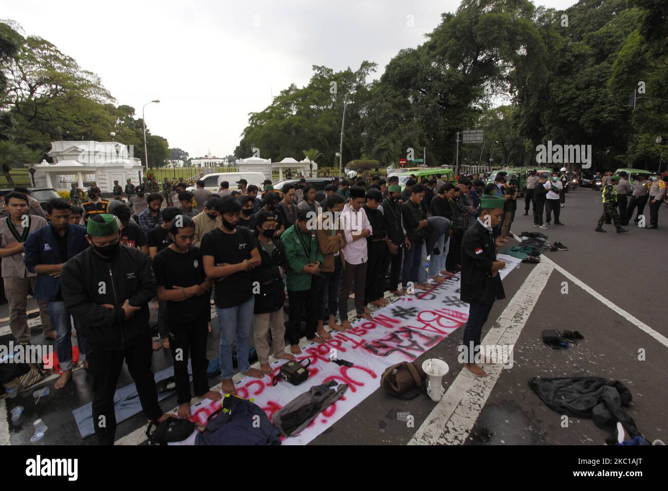 Demonstranten werden vor dem Präsidentenpalast Bogor während der Proteste gegen den Omnibus-Gesetzentwurf der Regierung in Bogor, West-Java, Indonesien, am 7,2020. Oktober gebetet. (Foto von Adriana Adie/NurPhoto) Stockfoto