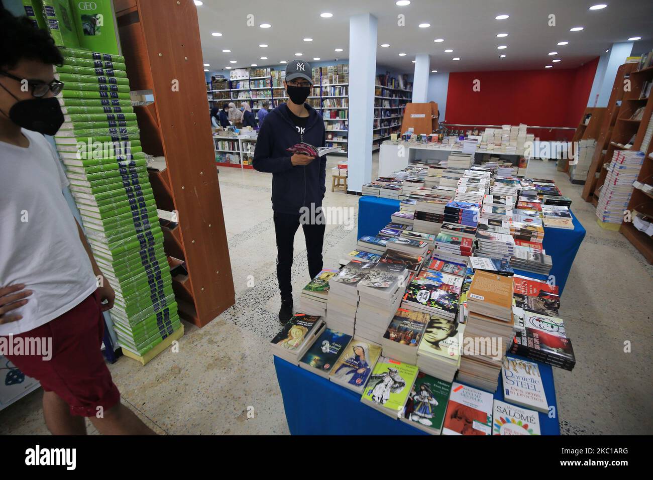 Die Eröffnung der größten Bibliothek ''Naji Mega Bookstore'', die die größte Bibliothek in Algier, Algieria, am 7. Oktober 2020 ist. Diese Bibliothek, die auf einer Fläche von 1.300 Quadratmetern gebaut wurde, besteht aus 3 Etagen, die in ihren Falten in einem eleganten und attraktiven Dekor umarmt sind, 1400 ausstellbare Bücher und 40.000 in Geschäften, die sich mit verschiedenen Spezialitäten befassen, da sie zwischen Büchern, wissenschaftlichen, literarischen und semi-School-Büchern, insbesondere Wörterbüchern, variierte, Atlanten und Enzyklopädien. (Foto von Bilral Bensalem/NurPhoto) Stockfoto