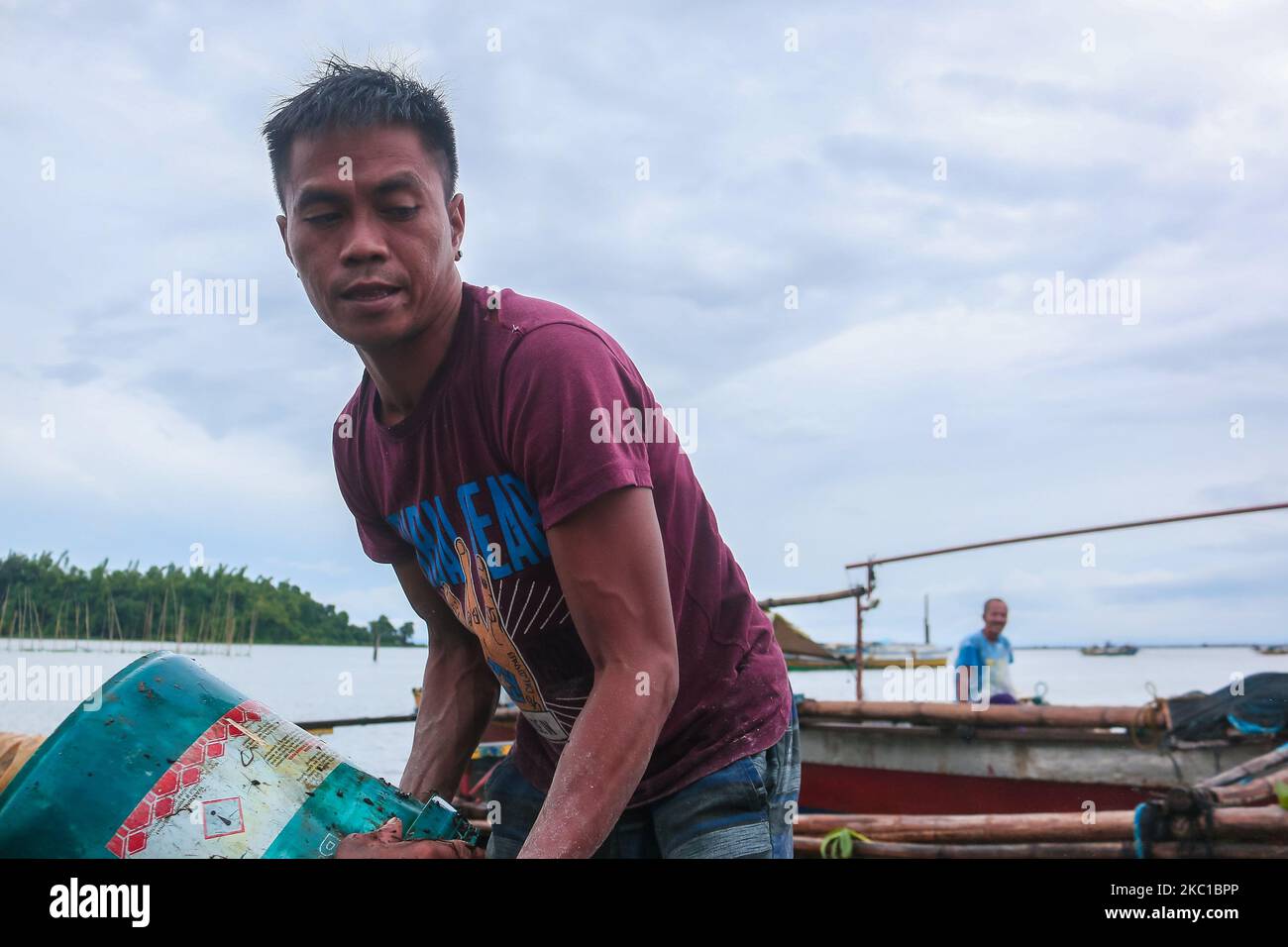 Eine Gruppe von Männern in Binangonan, Rizal, erntete heute, am 8. Oktober 2020, in Laguna Bay eine kleine Süßwasser-Muschel, die in Pampanga geliefert werden soll. Süßwasser-Schnecken werden häufig als Futter für Enten verwendet. Die Erntemaschinen sagten, dass der Preis für einen Sack Süßwasser-Muscheln nur 18 Pesos beträgt. (Foto von Ryan Eduard Benaid/NurPhoto) Stockfoto