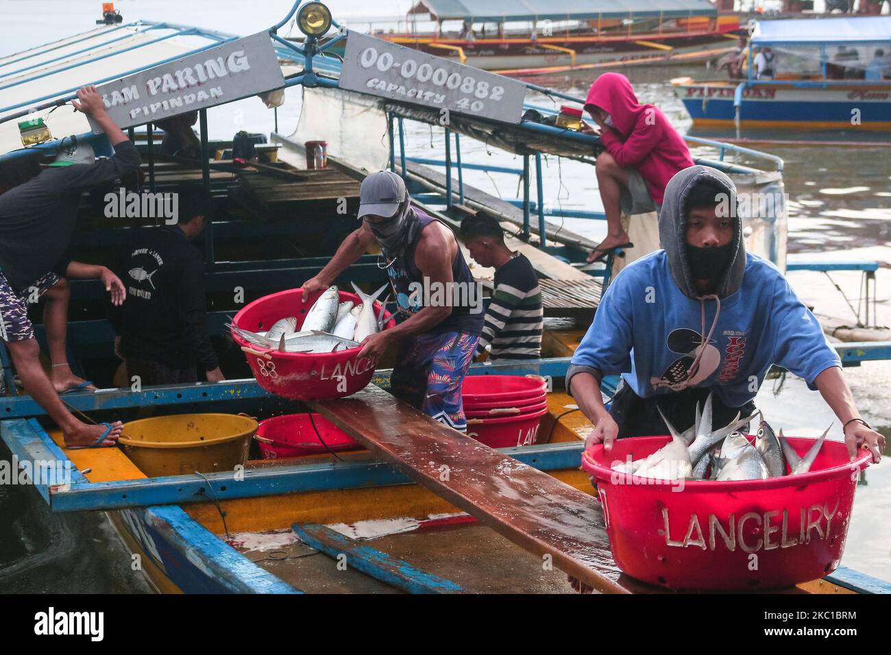 Eine Gruppe von Fischporteuren in Binangonan, Rizal, entladen das Becken voller Fische im Fischhafen heute Nachmittag des 8. Oktober 2020 von Fischteichen in Laguna De Bay, Indonesien. (Foto von Ryan Eduard Benaid/NurPhoto) Stockfoto