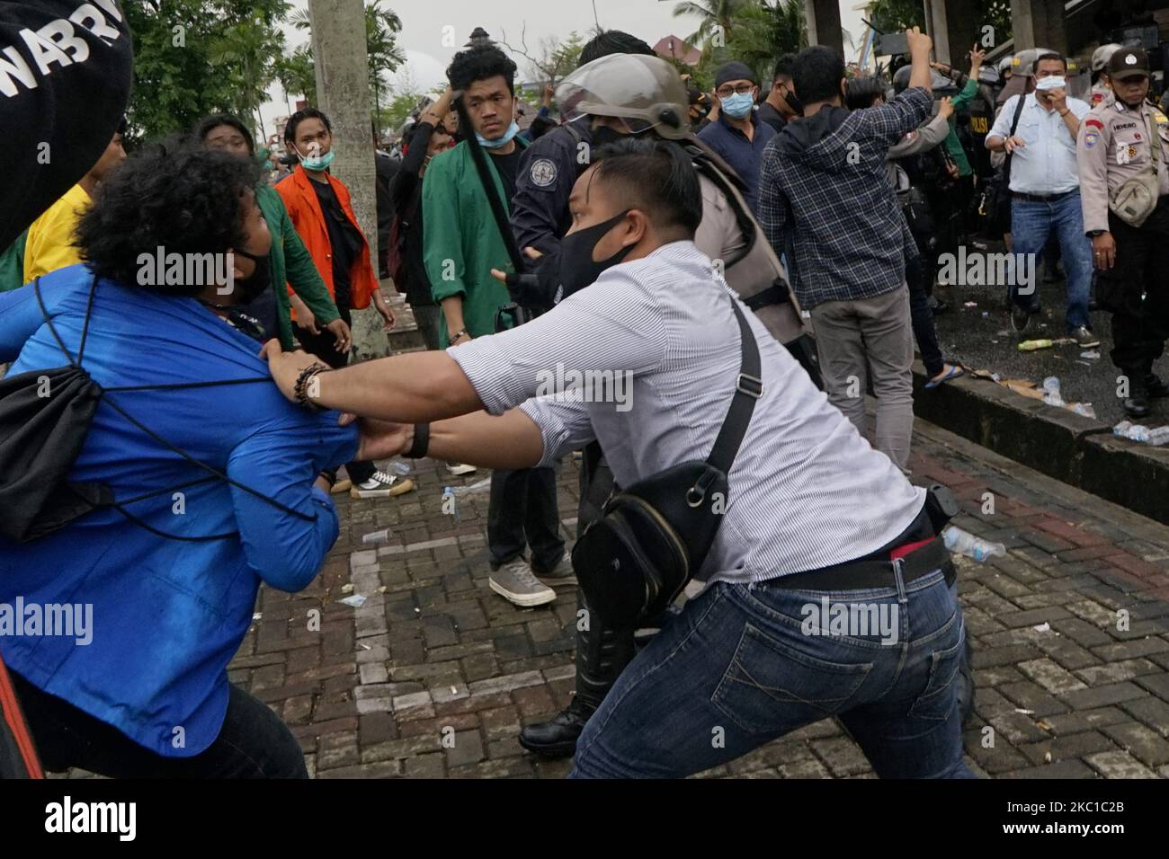 Während einer Demonstration gegen das Omnibus-Gesetz in Palembang am Donnerstag, dem 8. Oktober 2020, werden Studenten von Mitgliedern der indonesischen Polizei verhaftet. (Foto von Sigit Prasetya/NurPhoto) Stockfoto