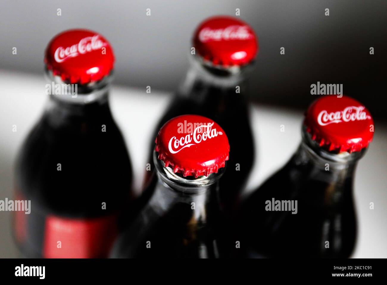 Coca-Cola-Flaschen sind auf diesem Bild zu sehen, das am 8. Oktober 2020 in Krakau, Polen, aufgenommen wurde. (Fotoillustration von Jakub Porzycki/NurPhoto) Stockfoto