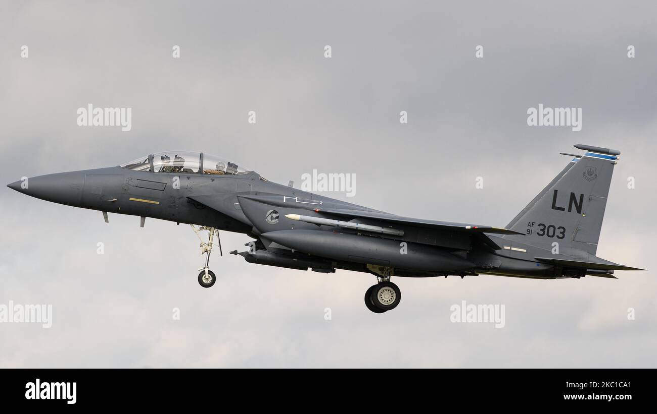 LN AF 91 303 US Air Force McDonnell Douglas F-15E Schlag Adler des 492. Fighter Squadron (Madhatters) 48. Fighter Wing nähert sich RAF Lakenheath, England am 5. Oktober 2020. (Foto von Jon Hobley/MI News/NurPhoto) Stockfoto