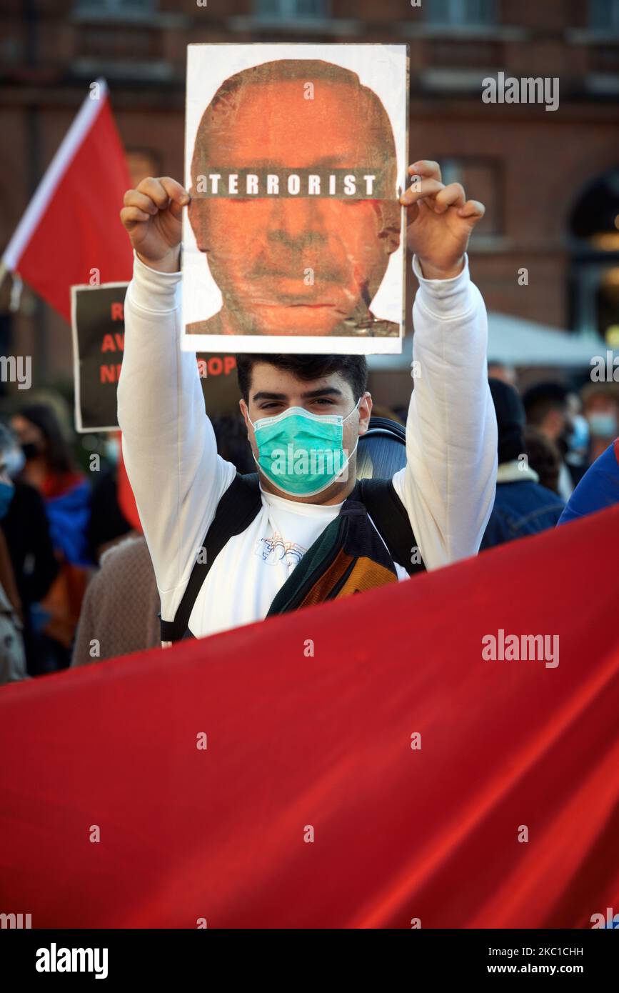 Ein proteste hält ein Porträt von Erdogan mit der Aufschrift „Terrorist“. Die Armenier von Toulouse veranstalteten einen marsch nach Armeniai und Berg-Karabach. Sie wollten auch das Bewusstsein für den Konflikt in Berg-Karabach schärfen. Die Depiste fordert von der Minsk-Gruppe (Frankreich, Russland und USA) einen sofortigen Waffenstillstand, um einen breiteren Krieg im Südkaukasus zu verhindern, der Krieg zwischen Armenien und Aserbaidschan eskaliert weiter. Die Türkei, eine enge Gasse zu Aserbaidschan, könnte als Russland, das einen Verteidigungspakt mit Armenien hat, in den Konflikt hineingezogen werden. Armenien (wie Russland und Frankreich) hat die Türkei auch der militärischen Beteiligung beschuldigt Stockfoto