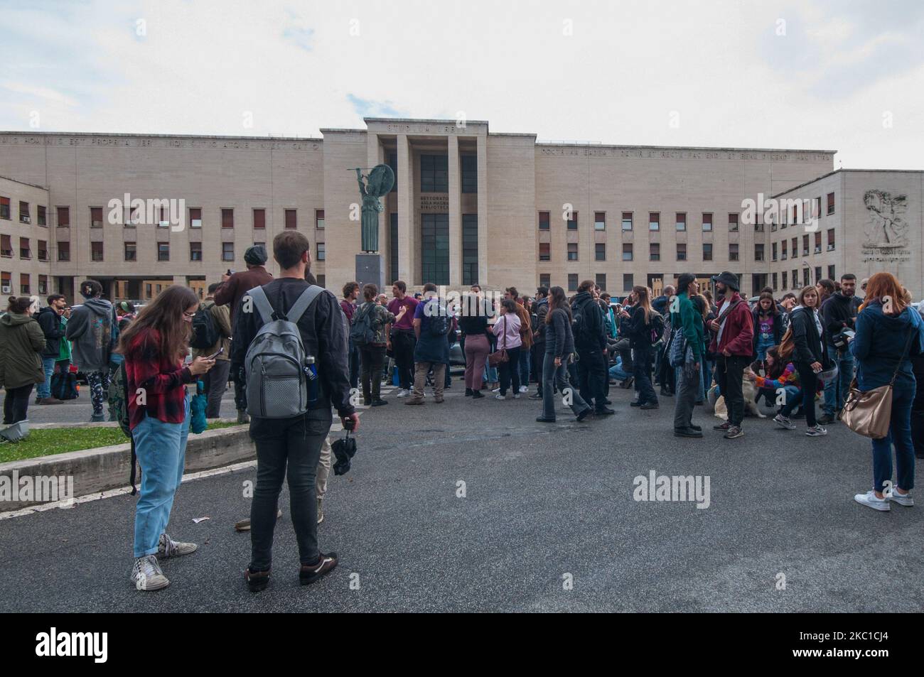 Rom, Italien. 04.. November 2022. 28/10/2022 Rom, Parade von Studenten in der Sapienza der Fakultät für Politikwissenschaften nach den Zusammenstößen mit der Polizei vom 25. Oktober organisiert, PS das Foto kann in Übereinstimmung mit dem Kontext verwendet werden, in dem es aufgenommen wurde, Und ohne diffamierende Absicht des Dekors der vertretenen Menschen Kredit: Independent Photo Agency/Alamy Live News Stockfoto