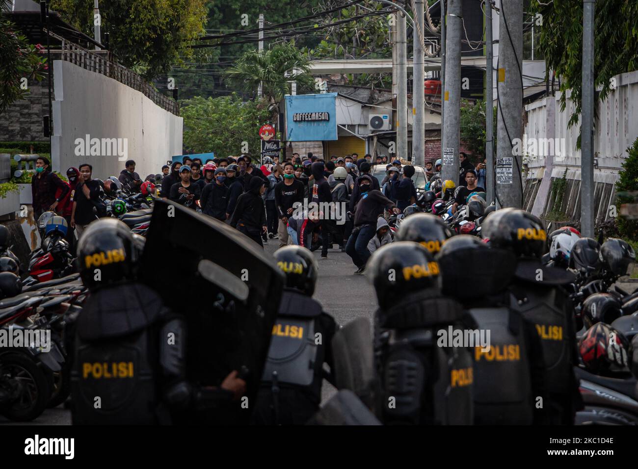 Während einer Kundgebung gegen das Omnibus-Gesetz in Semarang, Zentraljava, Indonesien, haben Demonstranten am 7. Oktober 2020 mit der Polizei zusammengeschlagen. Massenproteste nach den Arbeitsreformen der Regierung in einem Gesetz zur Schaffung von Arbeitsplätzen, die befürchten, dass Investoren auf Kosten der Arbeitsrechte und der Umwelt begünstigt werden. (Foto von Rizqullah Hamiid/NurPhoto) Stockfoto