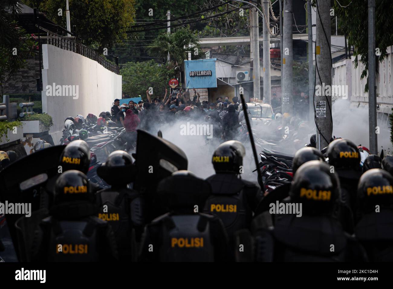 Während einer Kundgebung gegen das Omnibus-Gesetz in Semarang, Zentraljava, Indonesien, haben Demonstranten am 7. Oktober 2020 mit der Polizei zusammengeschlagen. Massenproteste nach den Arbeitsreformen der Regierung in einem Gesetz zur Schaffung von Arbeitsplätzen, die befürchten, dass Investoren auf Kosten der Arbeitsrechte und der Umwelt begünstigt werden. (Foto von Rizqullah Hamiid/NurPhoto) Stockfoto