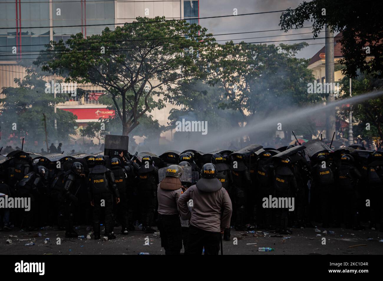 Demonstranten haben am 7. Oktober 2020 bei einer Kundgebung gegen das Omnibus-Gesetz vor dem Gebäude der regionalen Volksvertretung in Semarang, Zentral-Java, Indonesien, mit der Polizei zusammengeschlagen. Massenproteste nach den Arbeitsreformen der Regierung in einem Gesetz zur Schaffung von Arbeitsplätzen, die befürchten, dass Investoren auf Kosten der Arbeitsrechte und der Umwelt begünstigt werden. (Foto von Rizqullah Hamiid/NurPhoto) Stockfoto