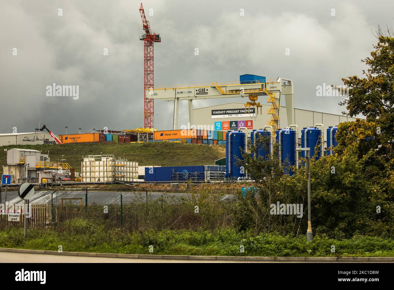 West Hyde, Großbritannien. 3.. November 2022. Im Colne Valley ist eine Viadukt-Fertigteilfabrik für die Hochgeschwindigkeitsstrecke HS2 abgebildet. Die Fabrik produziert Betonsegmente für das Viadukt im Colne Valley mit einer Streichgusstechnik. Die Regierung prüft derzeit alle Optionen für das Projekt HS2 im Vorfeld der erwarteten Ausgabenkürzungen in der Herbsterklärung. Die erste Phase zwischen London und Birmingham soll zwischen 2029 und 2033 eröffnet werden. Kredit: Mark Kerrison/Alamy Live Nachrichten Stockfoto