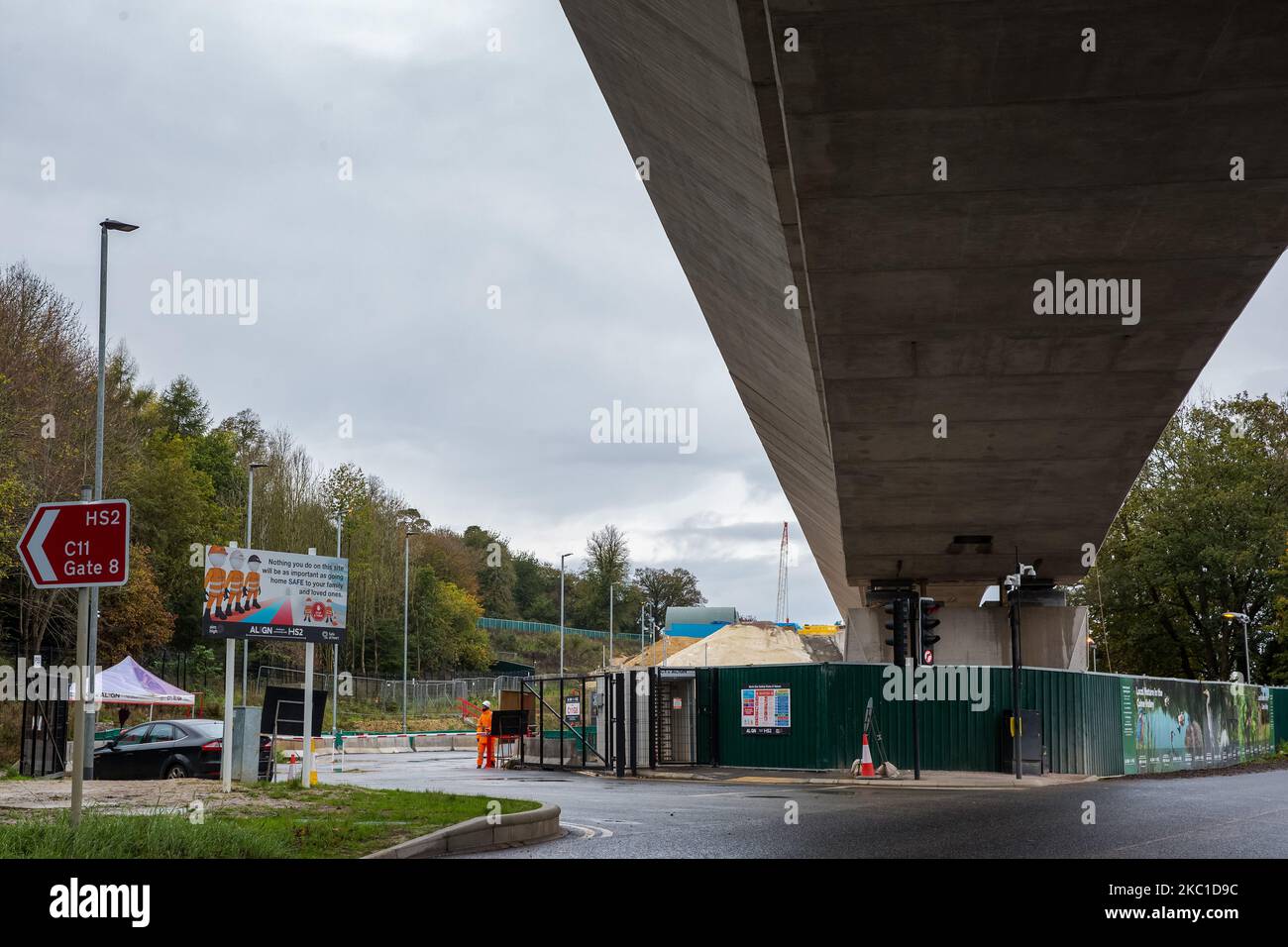 Denham, Großbritannien. 3.. November 2022. Die Bauarbeiten für das Viadukt des Colne Valley für die Hochgeschwindigkeitsstrecke HS2 sind abgebildet. Mark Harper, der neue Staatssekretär für Verkehr, hat mitgeteilt, dass die Regierung alle Optionen für das Projekt HS2 im Vorfeld der erwarteten Ausgabenkürzungen in der Herbsterklärung prüft. Die erste Phase zwischen London und Birmingham soll zwischen 2029 und 2033 eröffnet werden. Kredit: Mark Kerrison/Alamy Live Nachrichten Stockfoto