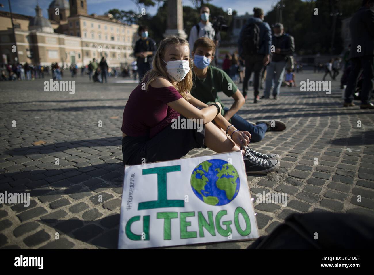 "Fridays for Future"-Aktivisten demonstrieren am 9. Oktober 2020 auf der Piazza del Popolo in Rom, Italien. Tausende von Menschen nahmen an einem von den Freitagen organisierten Klimastreik für die zukünftige Bewegung Teil, um dringende Maßnahmen und konkrete Maßnahmen zur Bekämpfung des Klimawandels und der globalen Erwärmung zu fordern. (Foto von Christian Minelli/NurPhoto) Stockfoto