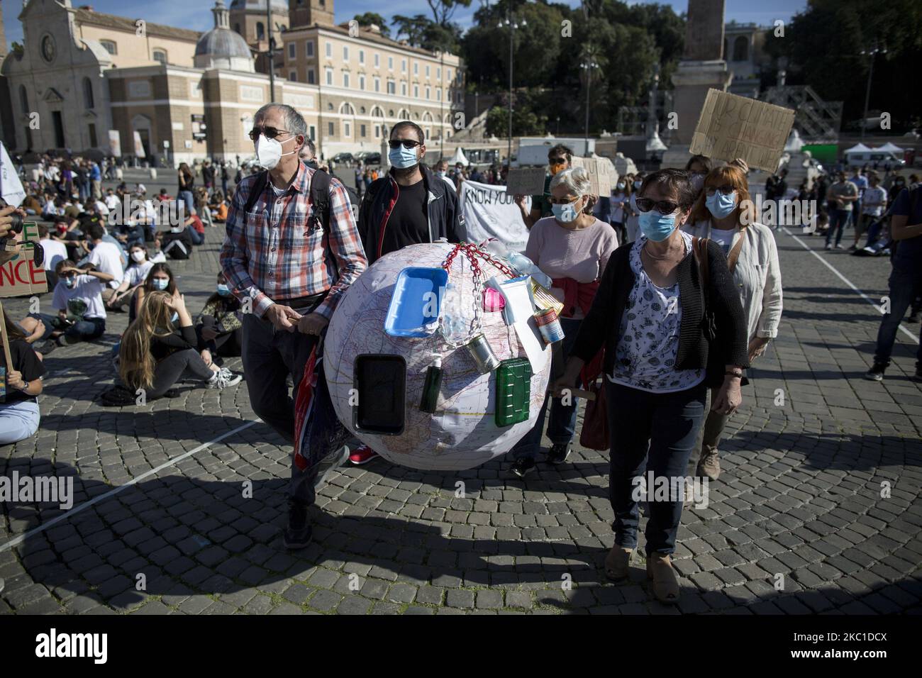 "Fridays for Future"-Aktivisten demonstrieren am 9. Oktober 2020 auf der Piazza del Popolo in Rom, Italien. Tausende von Menschen nahmen an einem von den Freitagen organisierten Klimastreik für die zukünftige Bewegung Teil, um dringende Maßnahmen und konkrete Maßnahmen zur Bekämpfung des Klimawandels und der globalen Erwärmung zu fordern. (Foto von Christian Minelli/NurPhoto) Stockfoto
