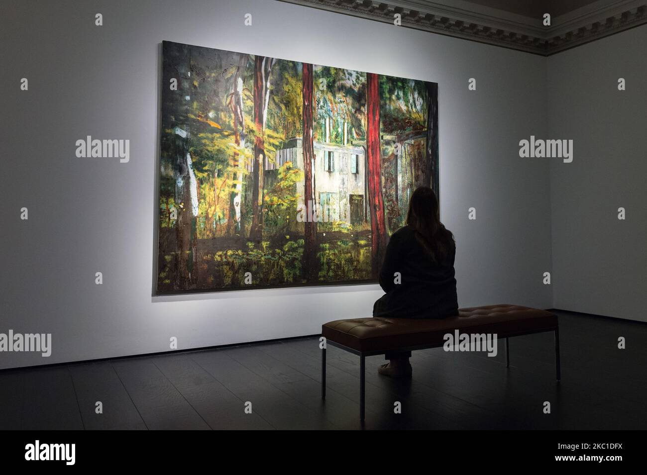 Ein Mitarbeiter sieht sich Boiler House (1993) von Peter Doig (Schätzung auf Anfrage) während eines Fotoanrufs für die Serie 20. Century: London to Paris bei Christie's am 09. Oktober 2020 in London, England, an. Die neue Verkaufsreihe, die von Christie’s London und Christie’s Paris gemeinsam präsentiert wird, feiert das Beste an impressionistischer, moderner, Nachkriegskunst und zeitgenössischem Design und findet am 22. Und 23. Oktober statt. (Foto von Wiktor Szymanowicz/NurPhoto) Stockfoto