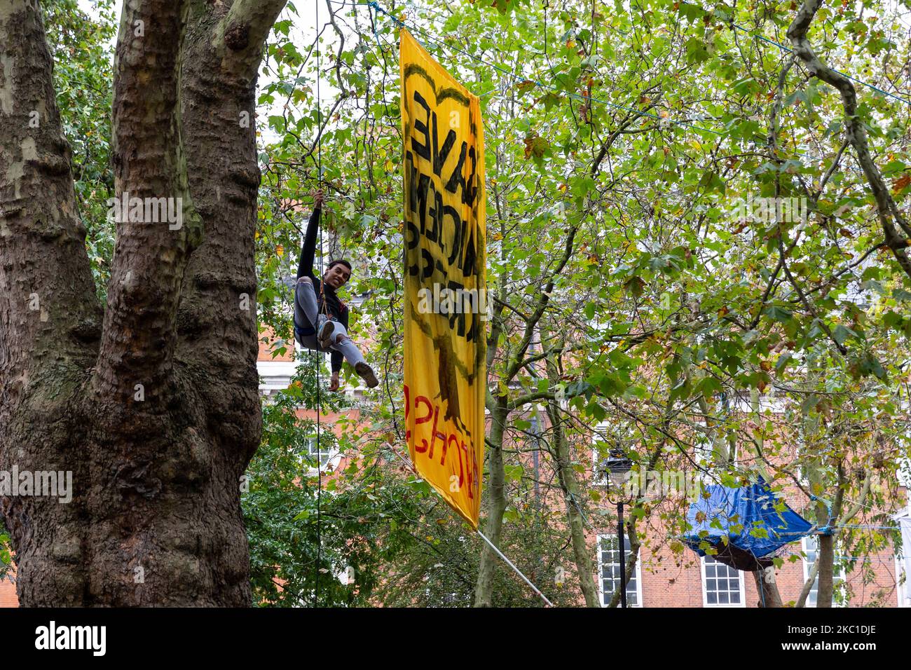 Umweltschützer, darunter Mitglieder der Extinction Rebellion, protestieren am 9. Oktober 2020 gegen das High Speed 2-Projekt im Euston Park, London, England. Aktivisten weisen darauf hin, dass der Bau von HS2 mehr Treibhausgasemissionen verursachen wird als eine 100-jährige Nutzung der aktuellen Verkehrsmittel, die er ersetzt. (Foto von Dominika Zarzycka/NurPhoto) Stockfoto