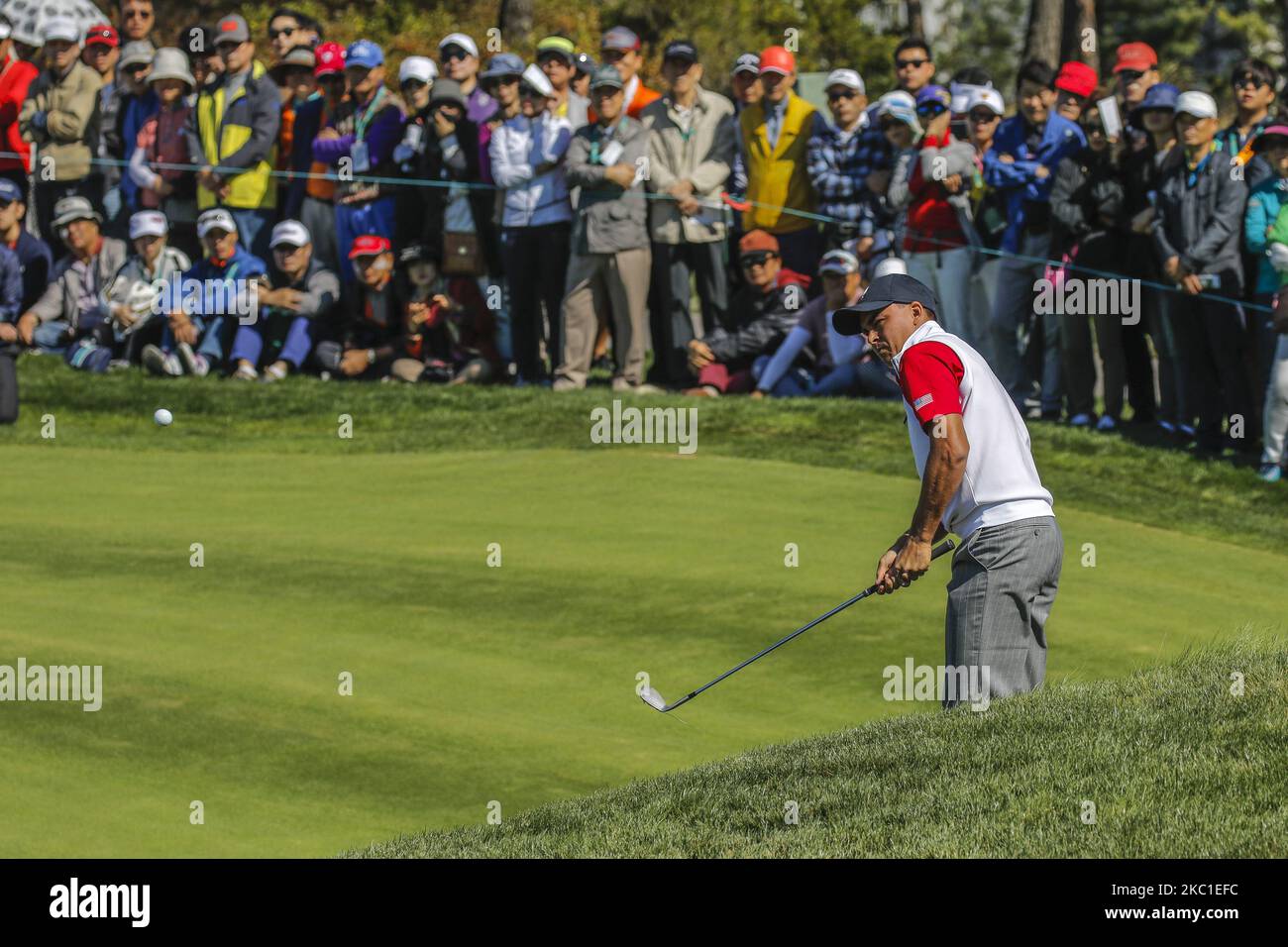 Die Aktion des US-amerikanischen Teamspielers Ricky Fowler in der Halle 6. während des PGA Presidents Cup 4Ball-Spiels beim Jack Nicklaus GC in Incheon, Südkorea. (Foto von Seung-il Ryu/NurPhoto) Stockfoto