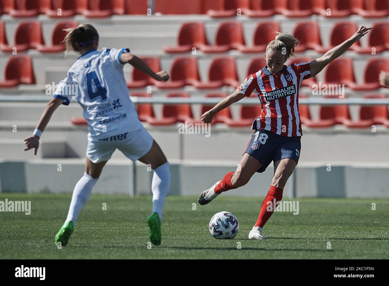 Toni Duggan von Atletico schießt beim Primera Division Feminina-Spiel zwischen Atletico de Madrid und UD Granadilla Teneriffa am 10. Oktober 2020 in Madrid, Spanien, auf das Tor. (Foto von Jose Breton/Pics Action/NurPhoto) Stockfoto