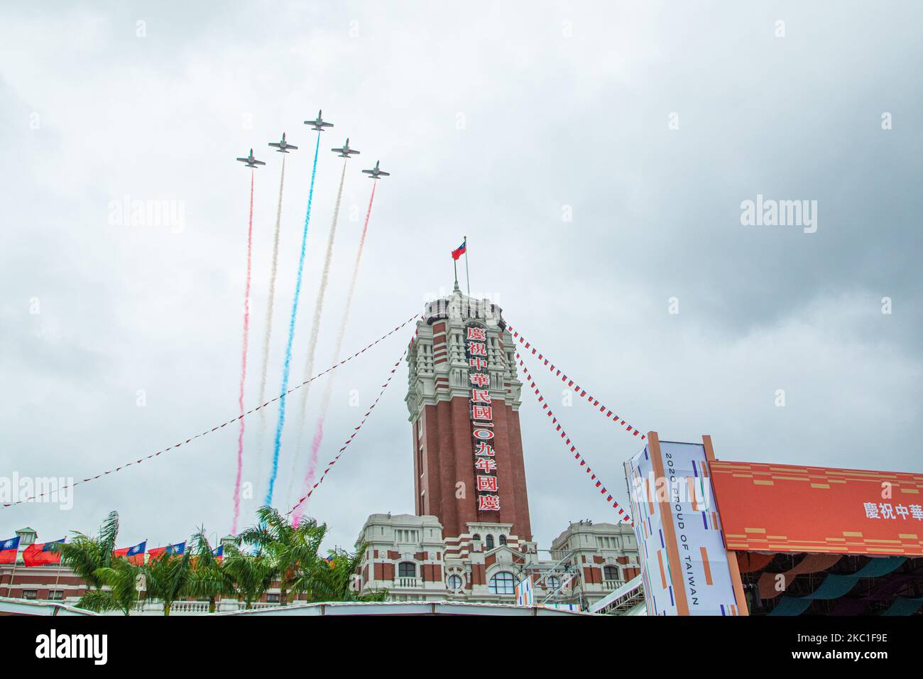 Die Taiwan Air Force, das Thunder Taiger Team, fliegt am Ende der Veranstaltung am 10. Oktober 2020 in Taipei, Taiwan, am Präsidentenbüro vorbei. Taiwans Präsident Tsai Ing-wen hielt am 10. Oktober (Samstag) am Nationalfeiertag 109. eine starke Rede, in der er versprach, die nationalen Verteidigungsmechanismen zu stärken und in Sicherheitsfragen enger mit seinen regionalen Partnern zusammenzuarbeiten. (Foto von Annabelle Chih/NurPhoto) Stockfoto