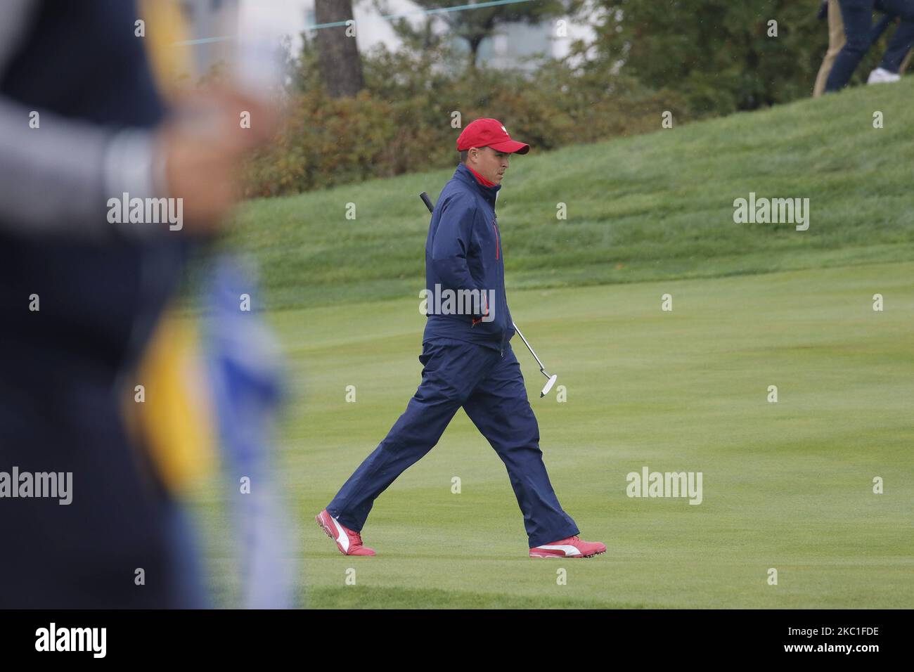 Der US-Teamspieler Ricky Fowler hat am 11. Oktober 2015 auf dem Fairway 6. während des Einzelspieles des PGA Tour President Cup bei Jack Nicklaus GC in Incheon, Südkorea, mitgemacht. (Foto von Seung-il Ryu/NurPhoto) Stockfoto