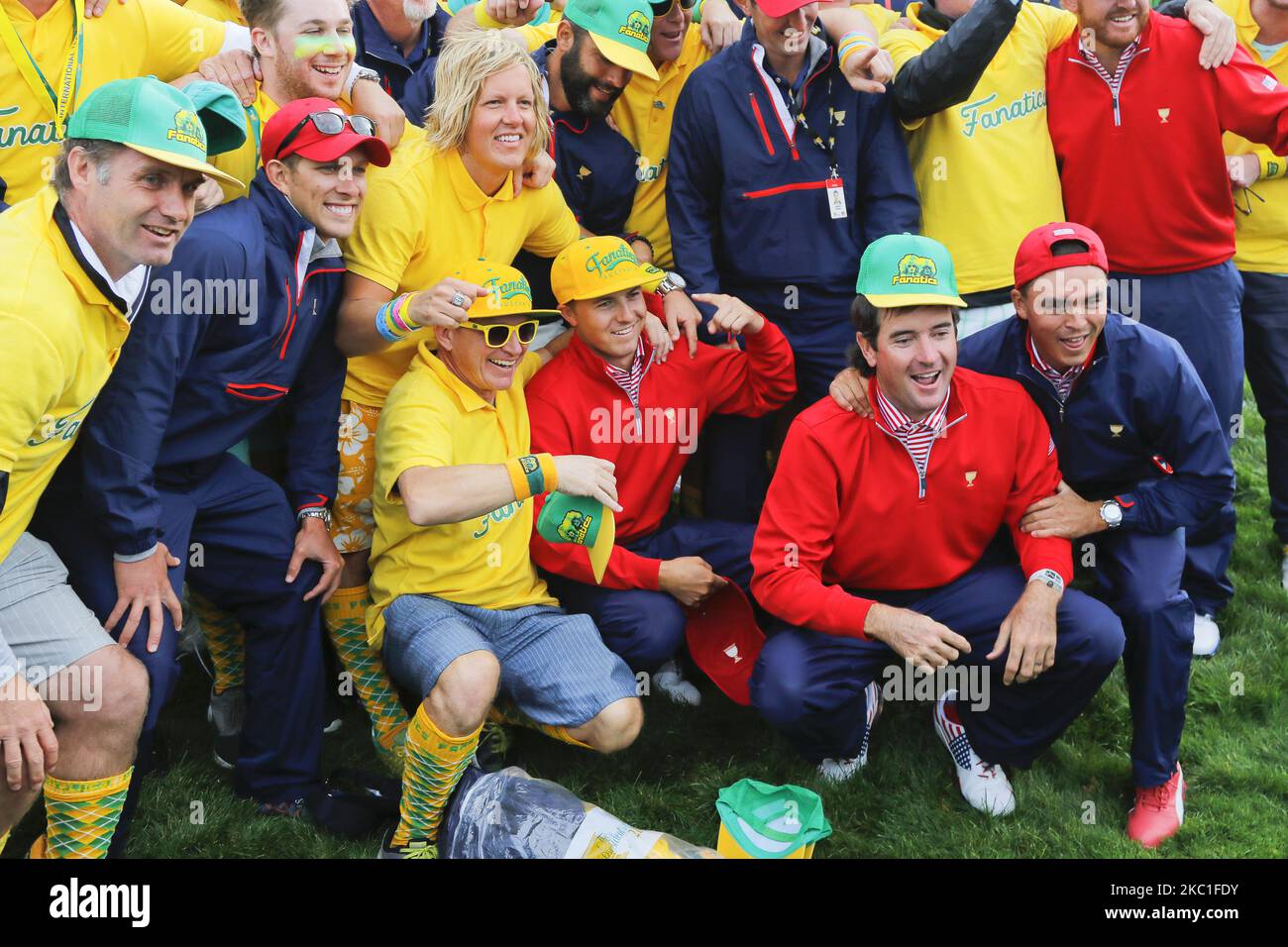 Der US-Teamspieler Ricky, Bubba, Jordanien, macht ein Foto mit Jubel-mans, nachdem das Spiel am 11. Oktober 2015 beim PGA Tour President Cup Single Match im Jack Nicklaus GC in Incheon, Südkorea, auf dem 18. Green beendet wurde. (Foto von Seung-il Ryu/NurPhoto) Stockfoto