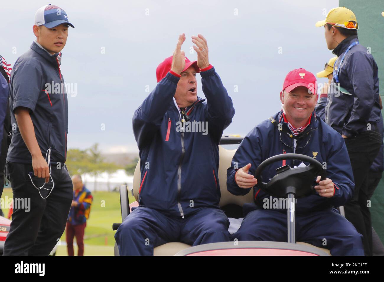 Der US-Teamkapitän Jay Haas gewinnt die Siegerehrung, nachdem das Spiel am 11. Oktober 2015 im Rahmen des PGA Tour President Cup Single Match im Jack Nicklaus GC in Incheon, Südkorea, auf dem Karren beendet wurde. (Foto von Seung-il Ryu/NurPhoto) Stockfoto