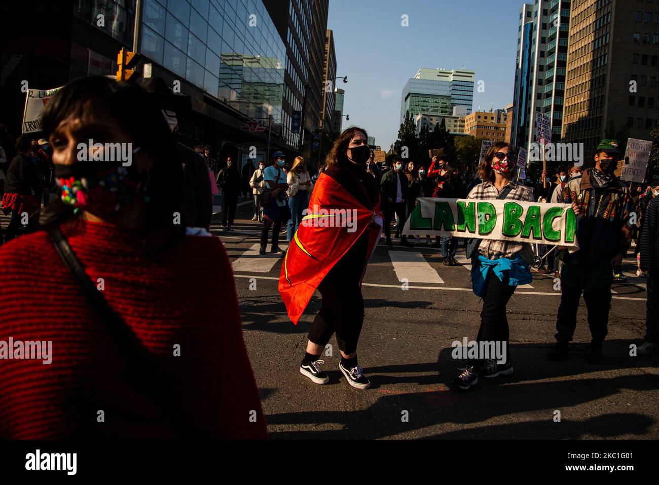 Die Demonstranten stoppen, während sie zu einem Rundtanz nach unten marschieren, bevor sie ihren marsch auf der University Avenue fortsetzen und ein Ende der Kriminalisierung von Landverteidigern im ganzen Land, Toronto, Kanada, am 9. Oktober 2020 fordern. (Foto von Nick Lachance/NurPhoto) Stockfoto