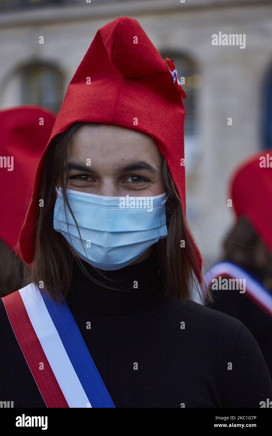 Anhänger der konservativen Aktivistengruppe La Manif pour Tous aus Frankreich versammelten sich am 10. Oktober 2020 in Vendome Place, um gegen das Bioethik-Gesetz über die medizinisch unterstützte Reproduktion (PMA) und die Leihmutterschaft (GPA) in Paris zu protestieren. Viele Demonstranten winkten Fahnen, in denen Liberty, Equality, Vaterschaft geschrieben war. (Foto von Adnan Farzat/NurPhoto) Stockfoto Anhänger der konservativen Aktivistengruppe La Manif pour Tous aus Frankreich versammelten sich am 10. Oktober 2020 in Vendome Place, um gegen das Bioethik-Gesetz über die medizinisch unterstützte Reproduktion (PMA) und die Leihmutterschaft (GPA) in Paris zu protestieren. Viele Demonstranten winkten Fahnen, in denen Liberty, Equality, Vaterschaft geschrieben war. (Foto von Adnan Farzat/NurPhoto) Stockfoto