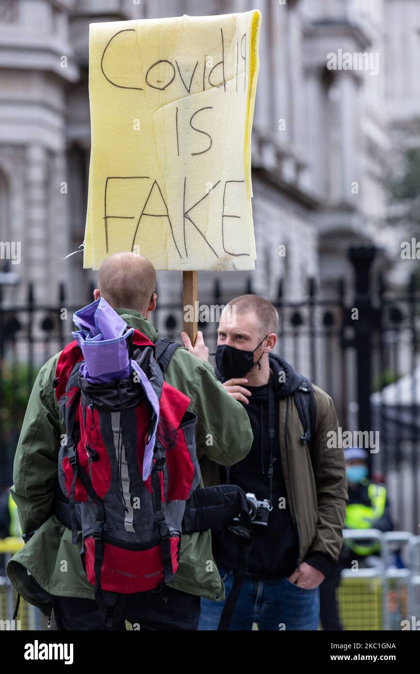 Die Demonstranten nehmen am 10. Oktober 2020 an einer Kundgebung gegen die restriktionierenden Maßnahmen der Regierung Teil, die darauf abzielen, die Ausbreitung von COVID-19 vor der Downing Street in London, England, einzudämmen. Die Demonstranten sagen, dass die Coronavirus-Sperre eingeführt wird, um ihre demokratischen Freiheiten zu nehmen. (Foto von Dominika Zarzycka/NurPhoto) Stockfoto