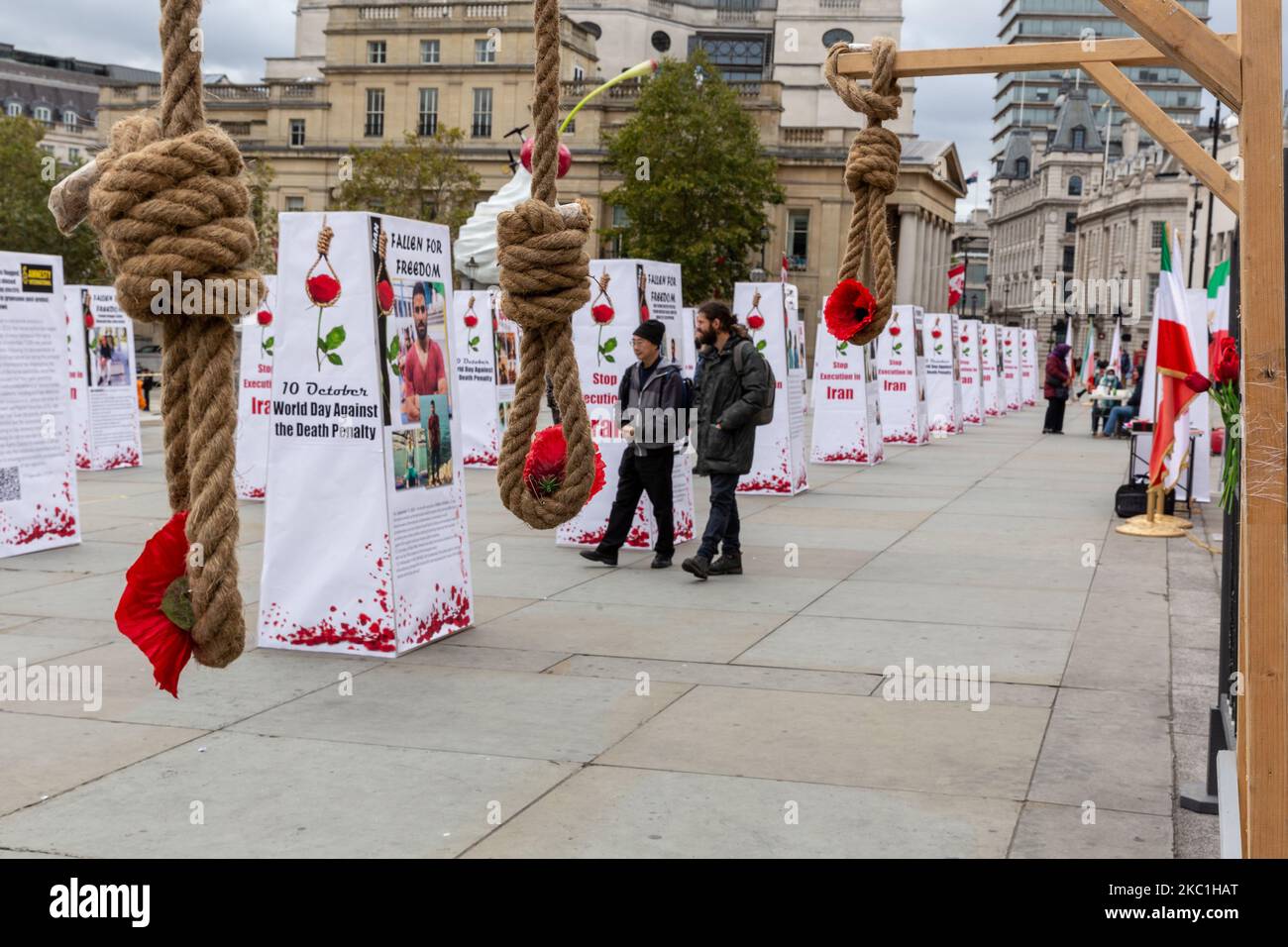 Eine Ausstellung „Stop Execution in Iran“, die die iranische Regierung auffordert, die Todesstrafe im Iran am 10. Oktober 2020 auf dem Trafalgar Square in London, England, zu beenden. Die Ausstellung, die von anglo-iranischen Gemeinschaften in Großbritannien veranstaltet wurde, markierte den Welttag gegen die Todesstrafe. (Foto von Dominika Zarzycka/NurPhoto) Stockfoto