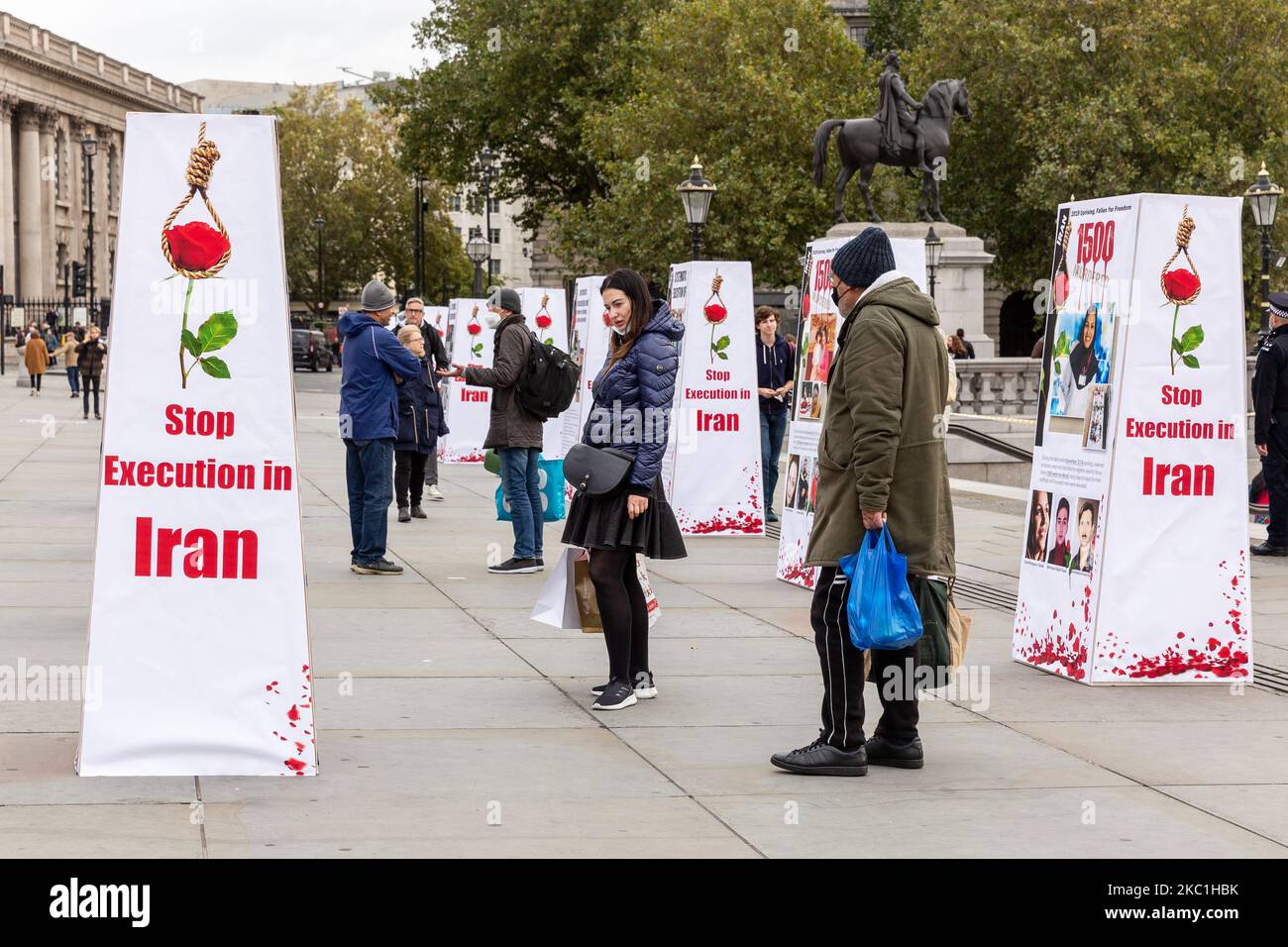 Eine Ausstellung „Stop Execution in Iran“, die die iranische Regierung auffordert, die Todesstrafe im Iran am 10. Oktober 2020 auf dem Trafalgar Square in London, England, zu beenden. Die Ausstellung, die von anglo-iranischen Gemeinschaften in Großbritannien veranstaltet wurde, markierte den Welttag gegen die Todesstrafe. (Foto von Dominika Zarzycka/NurPhoto) Stockfoto