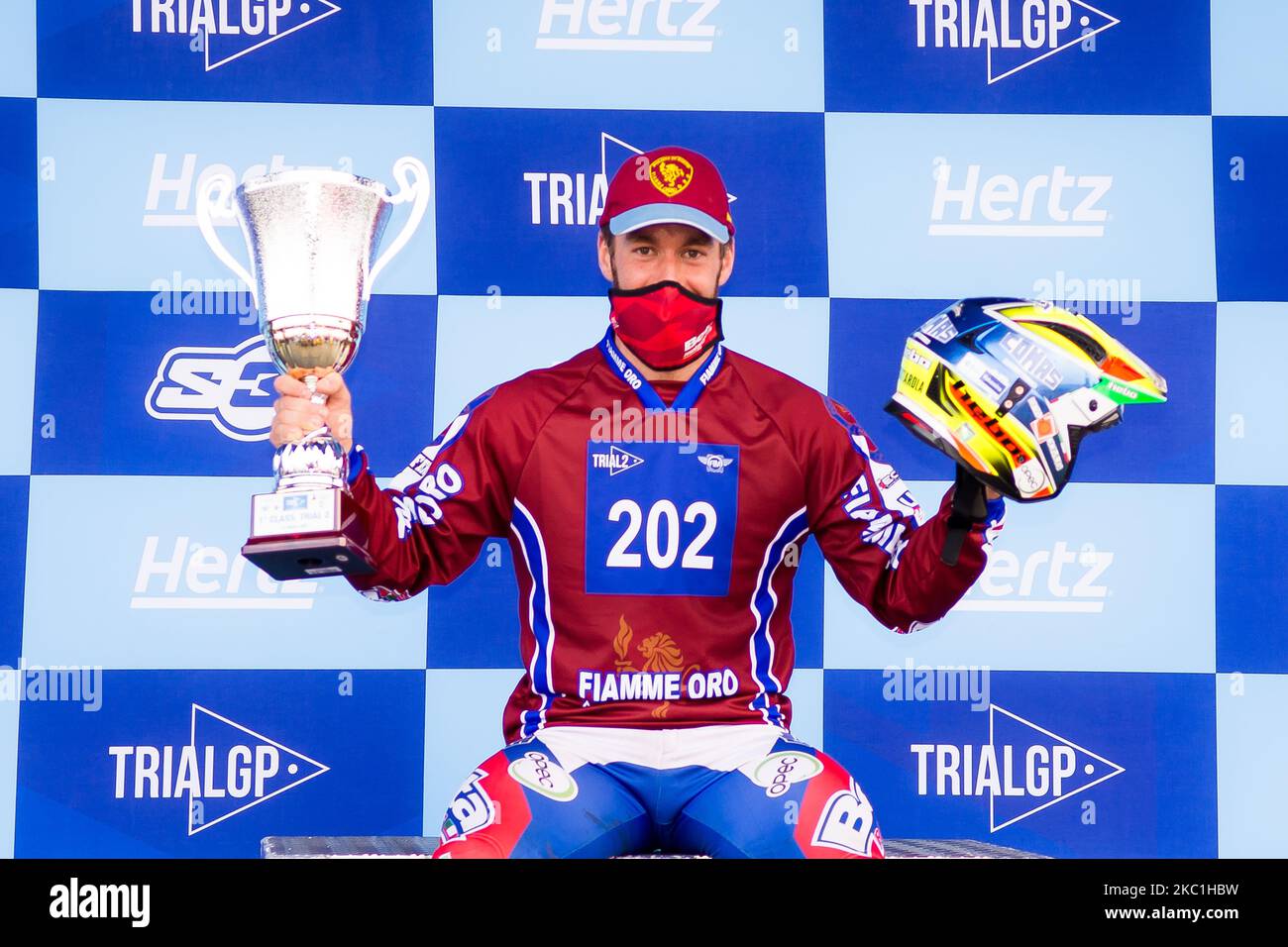 Matteo Grattarola Weltmeister 2020 feiert auf dem Podium die während der FIM Trial2 Weltmeisterschaft Lazzate, Italien, am 10. Oktober 2020. (Foto von Massimo Bertolini/NurPhoto) Stockfoto