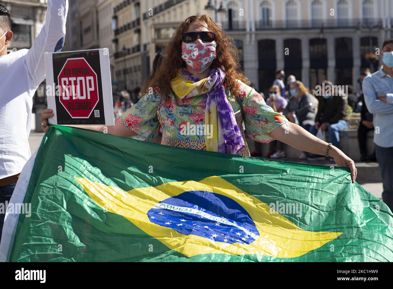 Demonstranten versammeln sich in Madrid, um den Rücktritt des brasilianischen Präsidenten Jair Bolsonaro für sein Missmanagement gegen Covid-19 in Brasilien am 11. Oktober 2020 in Madrid, Spanien, zu fordern. (Foto von Oscar Gonzalez/NurPhoto) Stockfoto