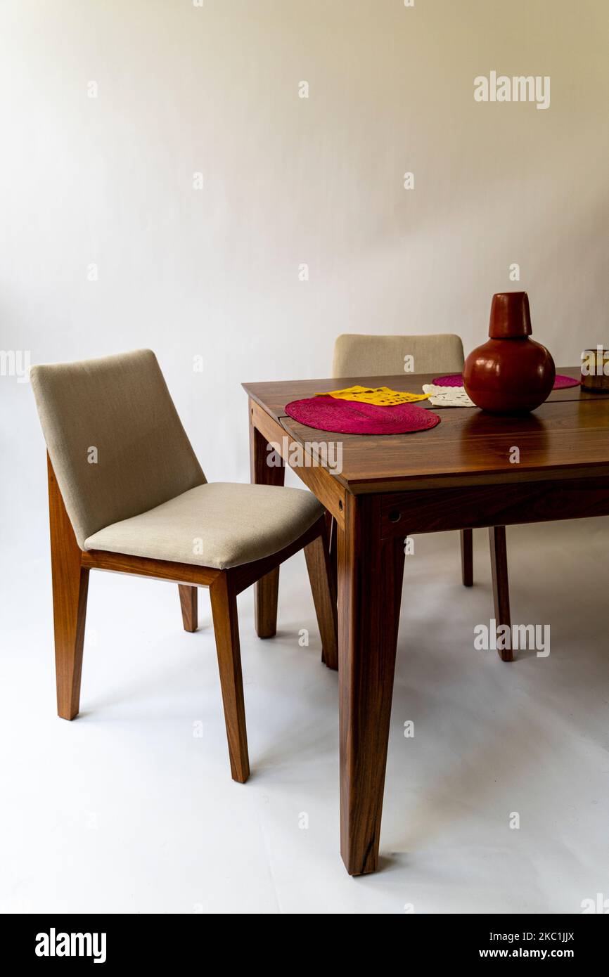 Designer-Esstisch aus Holz, minimalistische und einfache Objekte auf dem Tisch, mexiko Stockfoto