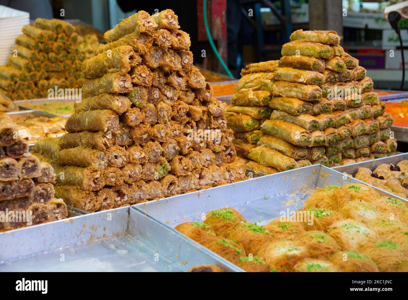 marokkanische Chebakia und abwechslungsreiche Gebäck Cookies zum Verkauf auf dem Markt, Straße. Essen und Business-Konzept. Selektiver Fokus. Stockfoto