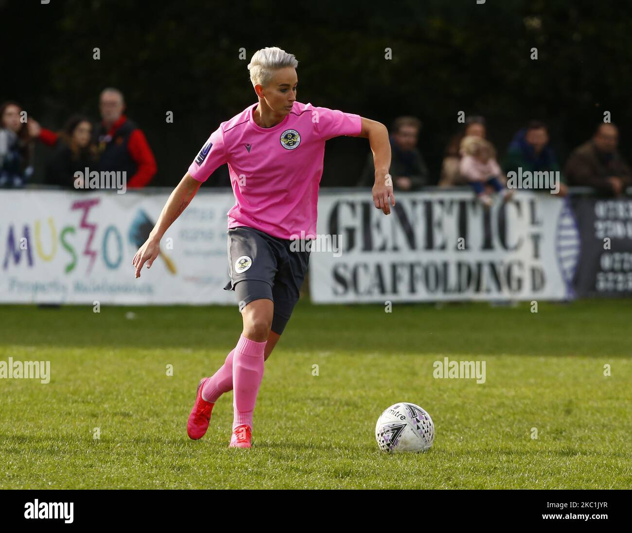 Emma Plewa von Crawley Wesps Ladies während des FA Women's National League - Southern Premier Division Spiels zwischen Crawley Wesps Ladies und Watford Ladies in Horley Town am 11. Oktober 2020 in Horley, England (Foto von Action Foto Sport/NurPhoto) Stockfoto