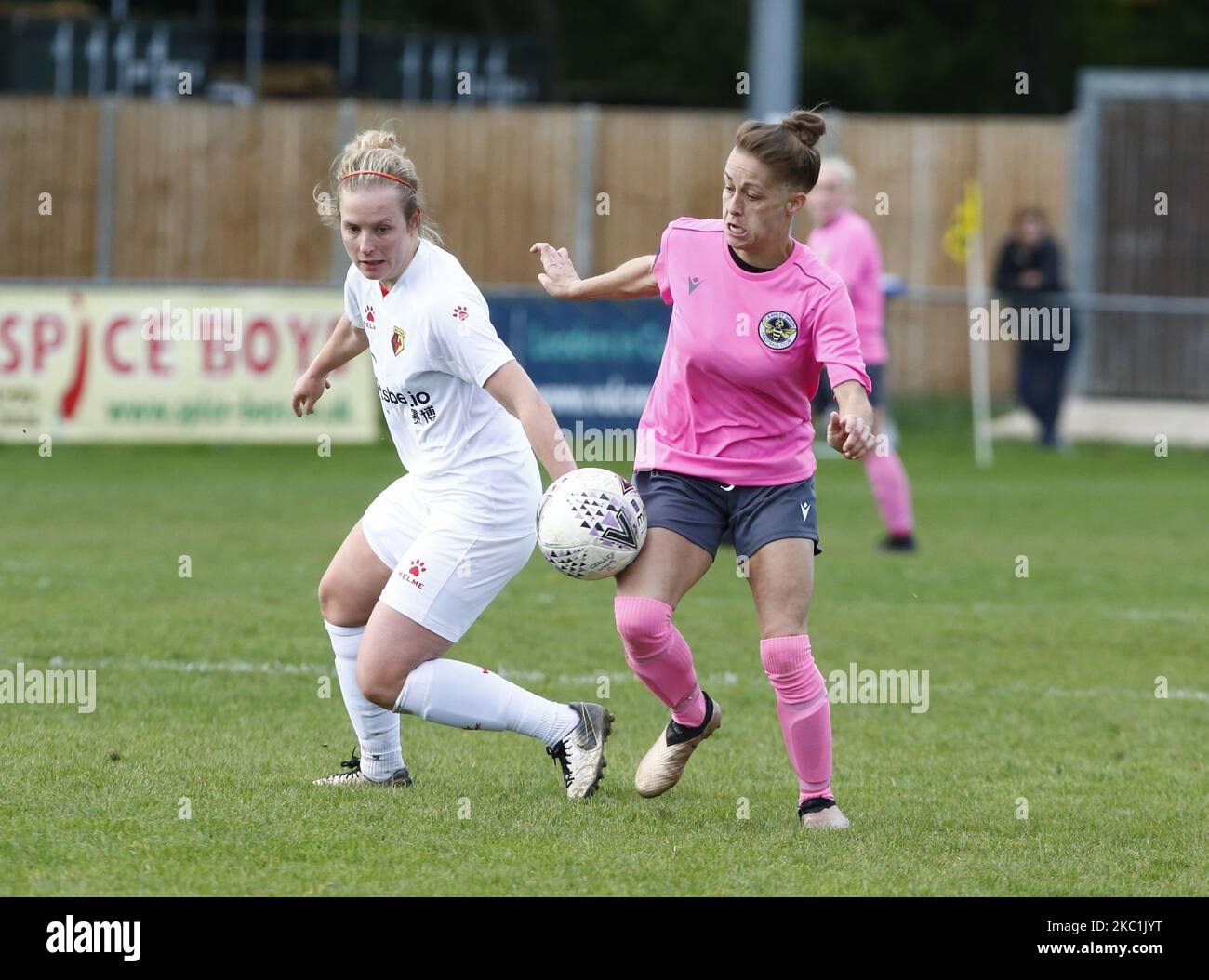 L-R Anne Meiwald von Watford Ladies und Nikita Whinnet von Crawley Wesps Ladies während des FA Women's National League - Southern Premier Division Match zwischen Crawley Wesps Ladies und Watford Ladies in Horley Town am 11. Oktober 2020 in Horley, England (Foto von Action Foto Sport/NurPhoto) Stockfoto