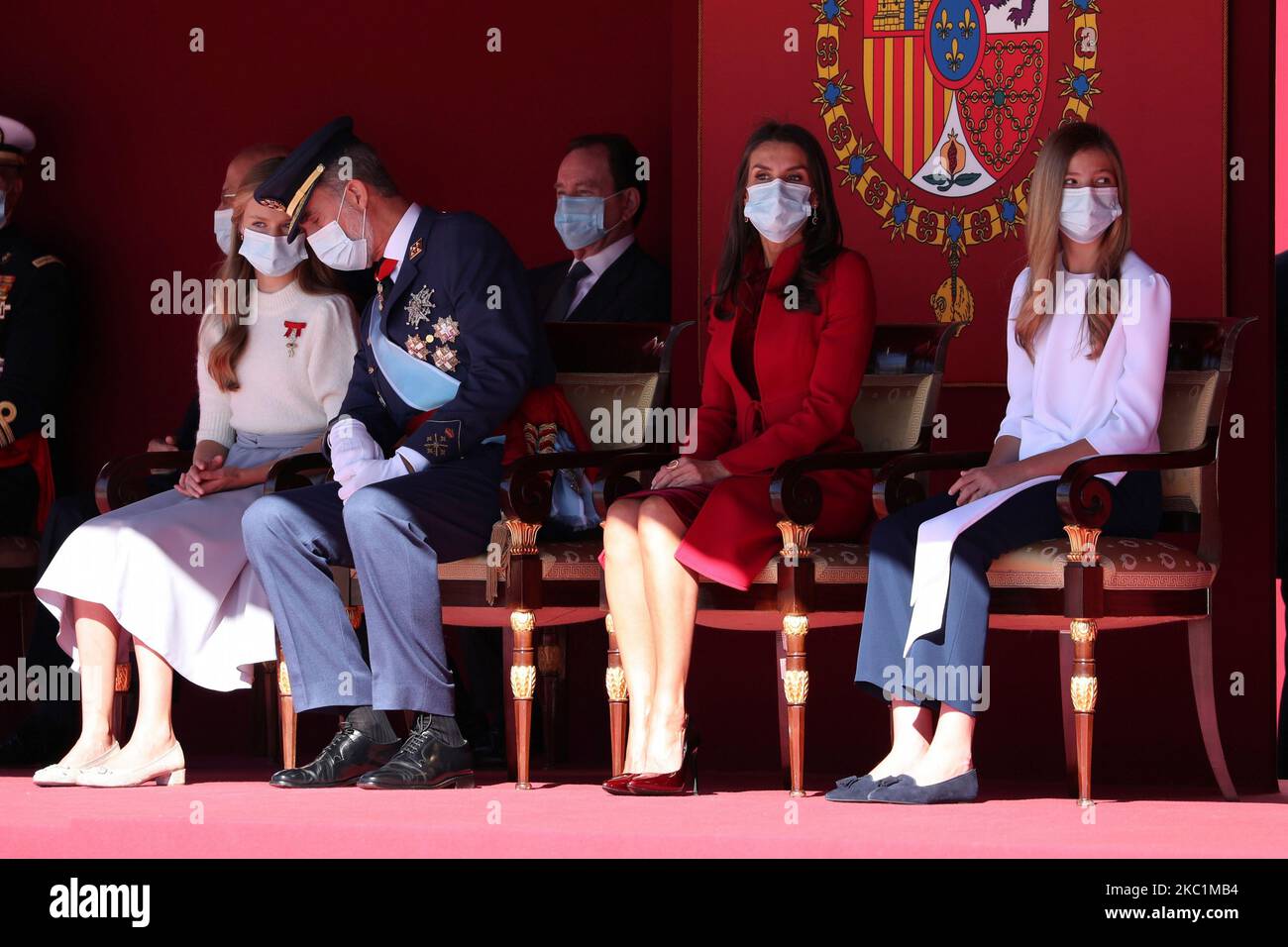 König Felipe VI. Von Spanien, Königin Letizia von Spanien, Kronprinzessin Leonor von Spanien und Prinzessin Sofia von Spanien nehmen an der Militärparade zum Nationalfeiertag im Königlichen Palast am 12. Oktober 2020 in Madrid, Spanien, Teil (Foto von Oscar Gonzalez/NurPhoto) Stockfoto