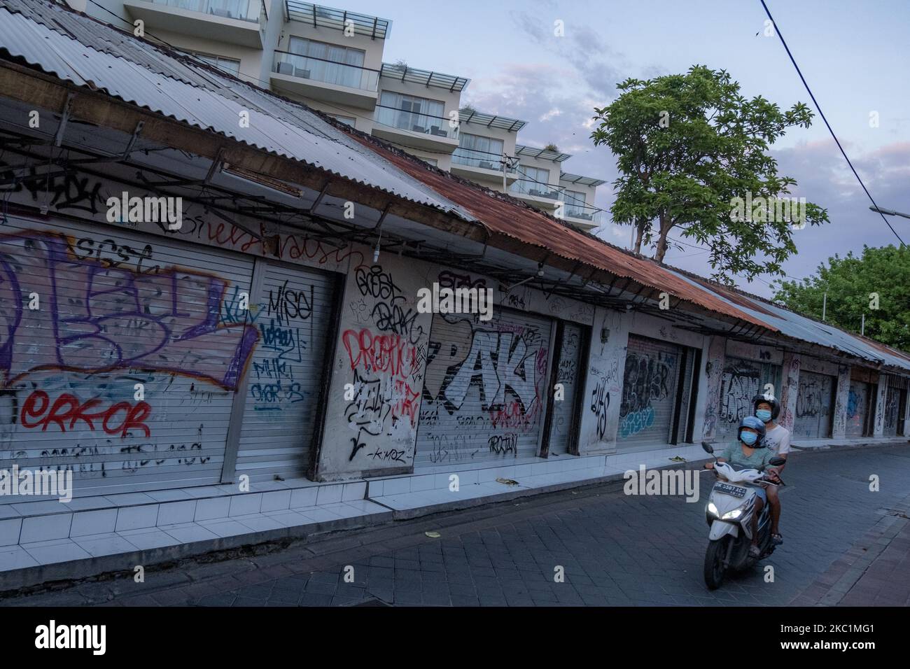 Die Stände entlang der Poppies Lane waren aufgrund des eingeschränkten Zugangs zum Bali-Tourismus, Indonesien, am 12. Oktober 2020 immer noch ruhig. In der Tat war diese Gasse früher ein Ort für ein Leben, das nie schläft.die Covid-19-Pandemie hat Bali geschlagen, das stark vom Tourismussektor abhängt. Infolgedessen wuchs die wirtschaftliche Lage von Bali im ersten Halbjahr 2020 negativ um -6,13%. ? (Foto von Keyza Widiatmika/NurPhoto) Stockfoto