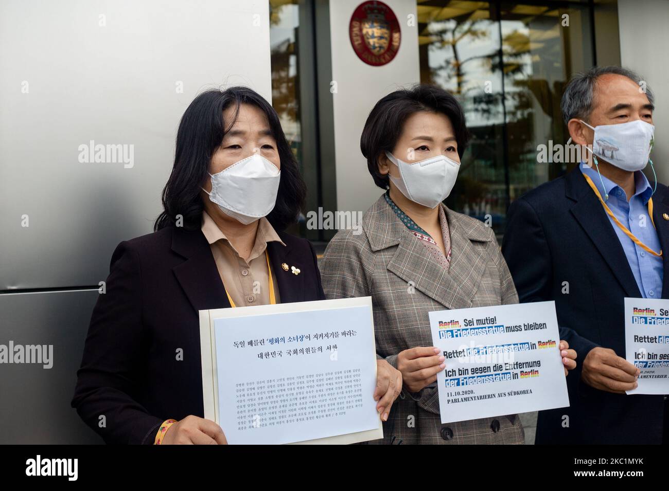 (Von links) Abgeordnete des parlaments der Demokratischen Partei, Yoon Mi-hyang, Lee Soo-jin, Yoon Joon-byeong halten vor der deutschen Botschaft eine Pressekonferenz ab, bevor sie am 13. Oktober einen Brief von koreanischen Gesetzgebern überreichen, die die "Friedensstatue" in der deutschen Hauptstadt Mitte, Berlin, schützen wollen, 2020 in Seoul, Südkorea. (Foto von Chris Jung/NurPhoto) Stockfoto