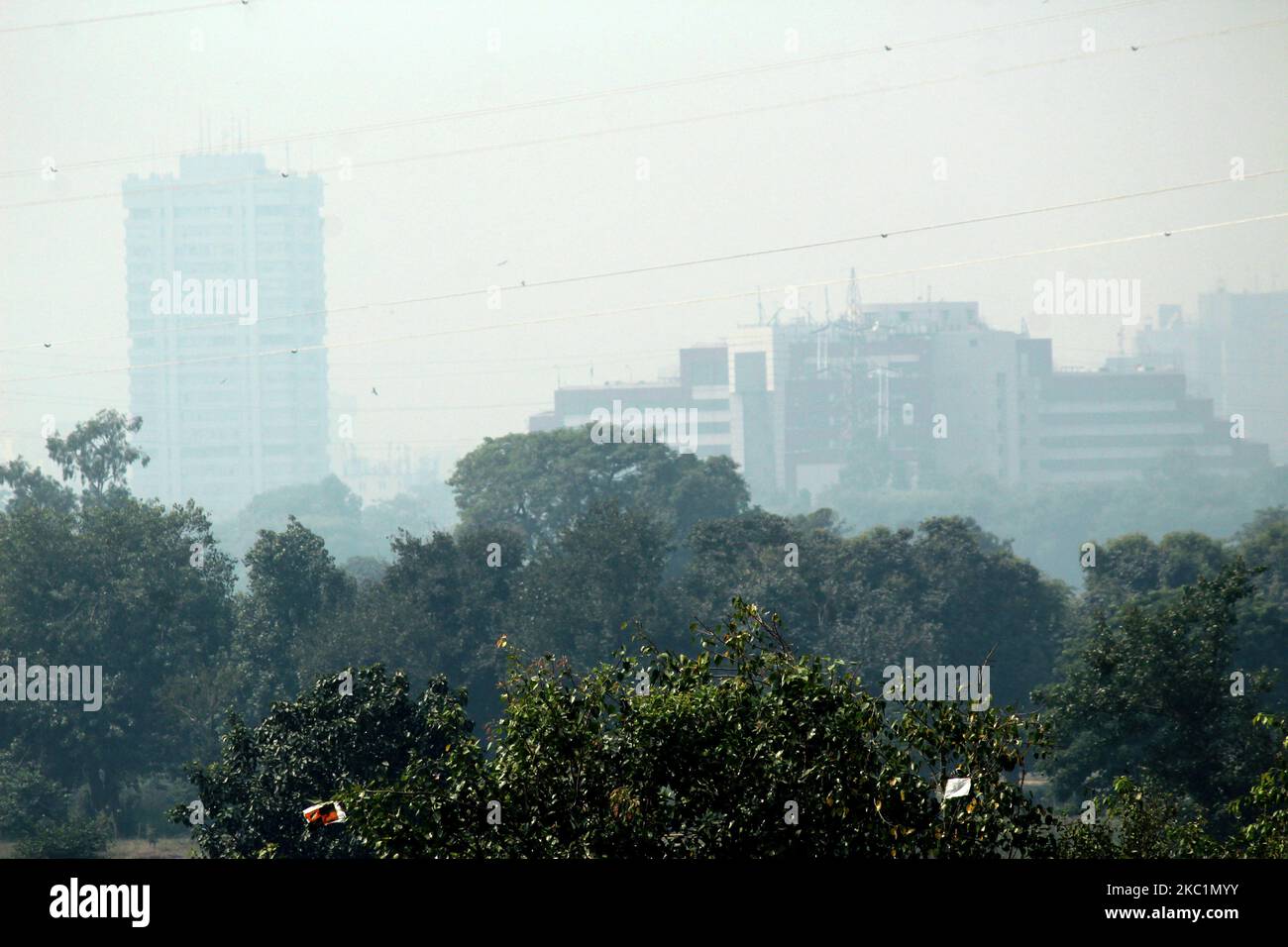 Ein Blick auf das ITO & Delhi-Sekretariat an einem trüben Tag, an dem sich die Luftqualität in der Hauptstadt in Laxmi Nagar am 12. Oktober 2020 in Neu-Delhi, Indien, verschlechtert. Die Hauptstadt erlebt fast jedes Jahr im Winter einen Anstieg der Luftverschmutzung aufgrund verschiedener Bedingungen, darunter Bauaktivitäten und die Stoppelverbrennung in den Nachbarstaaten. Da die Luftqualität in Delhi-NCR auf ein „schlechtes“ Niveau trifft, kündigte ein vom Obersten Gerichtshof beauftragter Gremium am 8. Oktober die Umsetzung des Graded Response Action Plan (GRAP) vom Oktober 15 und ein Verbot der Verwendung von Dieselgeneratoren mit Ausnahme von essen an Stockfoto