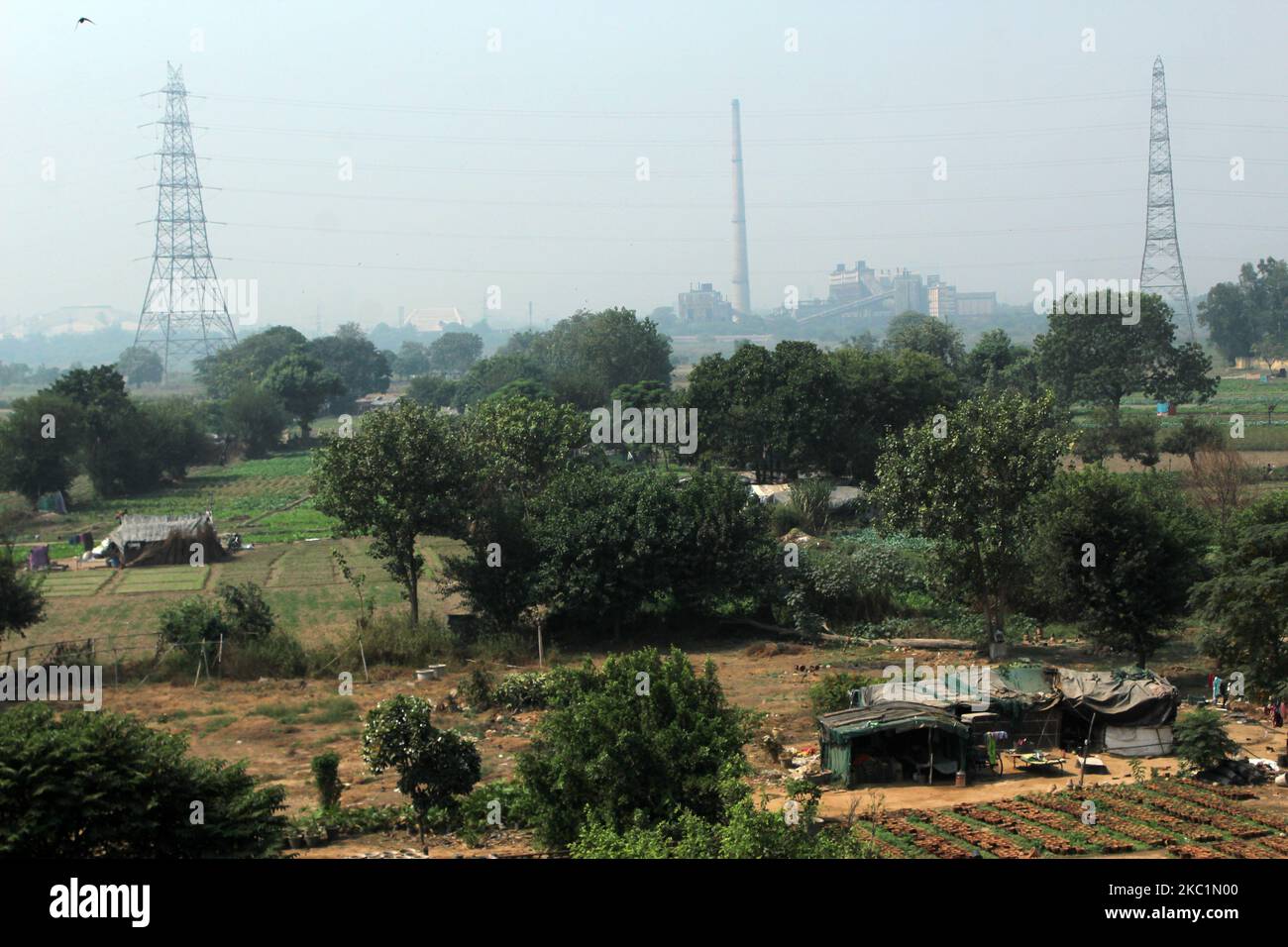 Ein Blick auf das Kraftwerk an einem trüben Tag, an dem sich die Luftqualität in der Hauptstadt Laxmi Nagar am 12. Oktober 2020 in Neu-Delhi, Indien, verschlechtert. Die Hauptstadt erlebt fast jedes Jahr im Winter einen Anstieg der Luftverschmutzung aufgrund verschiedener Bedingungen, darunter Bauaktivitäten und die Stoppelverbrennung in den Nachbarstaaten. Angesichts der Luftqualität in Delhi-NCR, die auf ein „schlechtes“ Niveau trifft, kündigte ein vom Obersten Gerichtshof beauftragter Gremium am 8. Oktober die Umsetzung des Graded Response Action Plan (GRAP) vom Oktober 15 und ein Verbot der Verwendung von Dieselgeneratoren an, mit Ausnahme von Essential und Eme Stockfoto