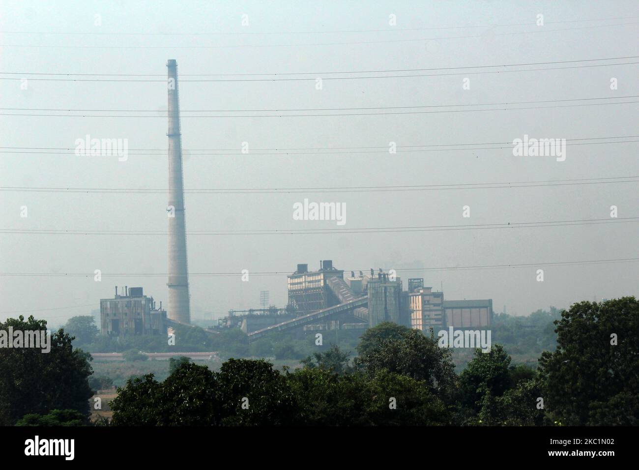 Ein Blick auf das Kraftwerk an einem trüben Tag, an dem sich die Luftqualität in der Hauptstadt Laxmi Nagar am 12. Oktober 2020 in Neu-Delhi, Indien, verschlechtert. Die Hauptstadt erlebt fast jedes Jahr im Winter einen Anstieg der Luftverschmutzung aufgrund verschiedener Bedingungen, darunter Bauaktivitäten und die Stoppelverbrennung in den Nachbarstaaten. Angesichts der Luftqualität in Delhi-NCR, die auf ein „schlechtes“ Niveau trifft, kündigte ein vom Obersten Gerichtshof beauftragter Gremium am 8. Oktober die Umsetzung des Graded Response Action Plan (GRAP) vom Oktober 15 und ein Verbot der Verwendung von Dieselgeneratoren an, mit Ausnahme von Essential und Eme Stockfoto