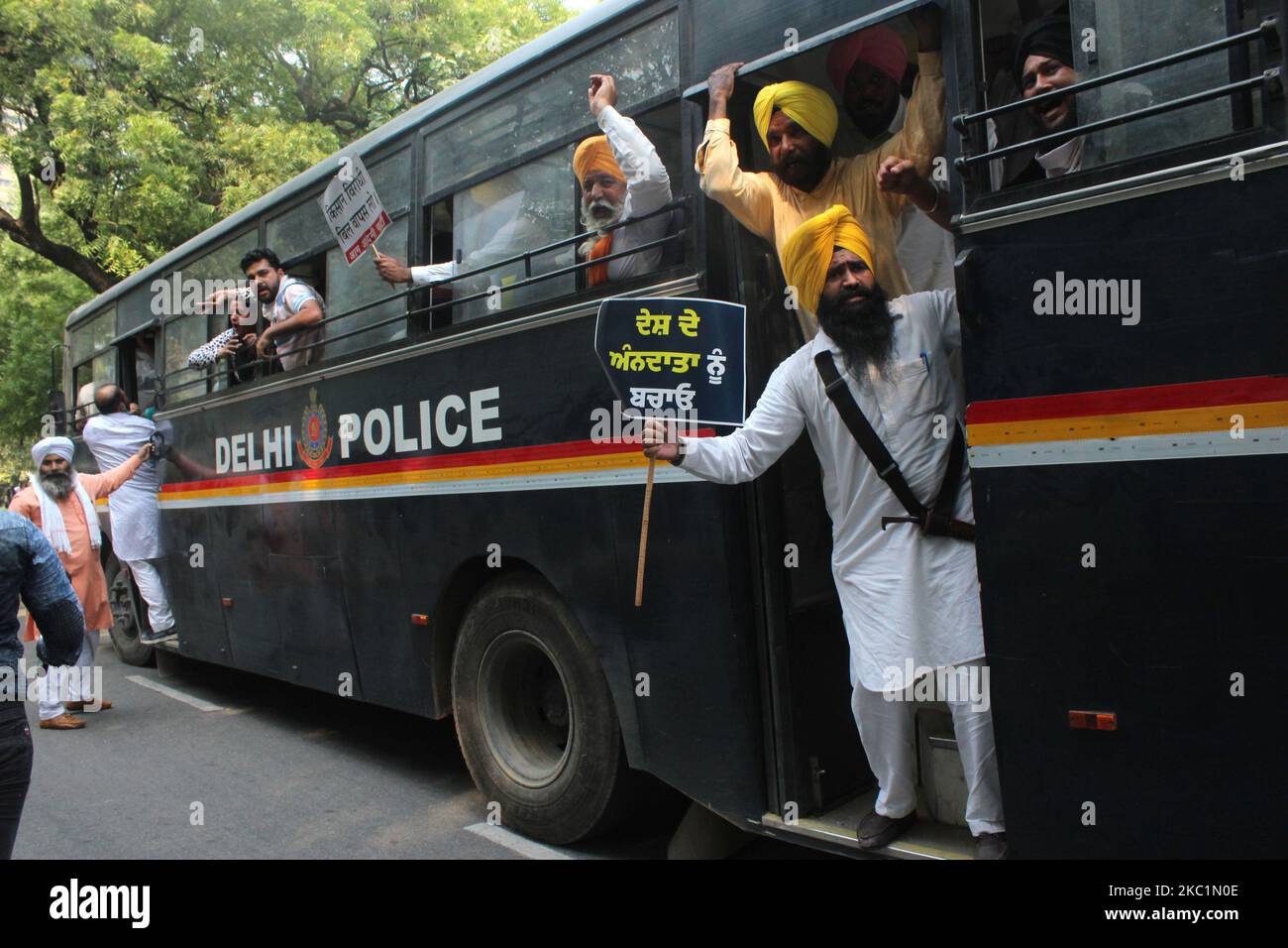Anhänger der Aam Aadmi Party (AAP) wurden von der Polizei in Delhi festgenommen, als sie versuchten, auf das parlament zu marschieren, während sie am 12. Oktober 2020 in Jantar Mantar in Neu-Delhi gegen die kürzlich von der Regierung Modi verabschiedeten Agrargesetze protestierten. Die Einheit Punjab der AAP organisierte den Protest, an dem Minister des Kejriwal-Kabinetts, andere Parteiführer der nationalen Hauptstadt und Mitglieder der Legislativversammlung von Delhi (MLAs) teilnahmen. (Foto von Mayank Makhija/NurPhoto) Stockfoto
