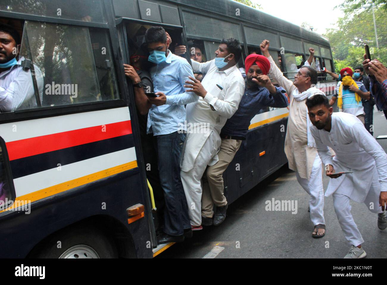 Anhänger der Aam Aadmi Party (AAP) wurden von der Polizei in Delhi festgenommen, als sie versuchten, auf das parlament zu marschieren, während sie am 12. Oktober 2020 in Jantar Mantar in Neu-Delhi gegen die kürzlich von der Regierung Modi verabschiedeten Agrargesetze protestierten. Die Einheit Punjab der AAP organisierte den Protest, an dem Minister des Kejriwal-Kabinetts, andere Parteiführer der nationalen Hauptstadt und Mitglieder der Legislativversammlung von Delhi (MLAs) teilnahmen. (Foto von Mayank Makhija/NurPhoto) Stockfoto