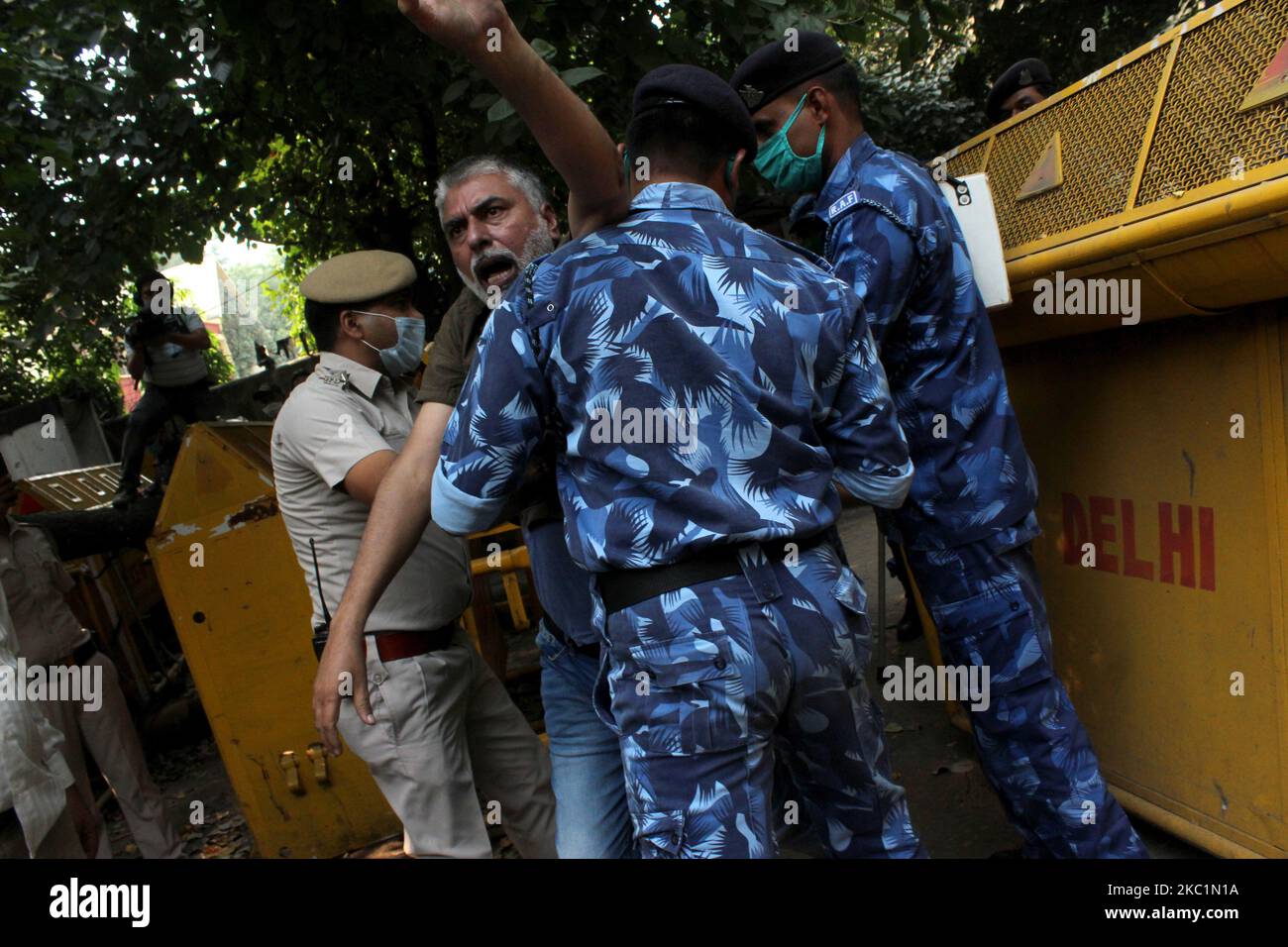 Anhänger der Aam Aadmi Party (AAP) wurden von der Polizei in Delhi festgenommen, als sie versuchten, auf das parlament zu marschieren, während sie am 12. Oktober 2020 in Jantar Mantar in Neu-Delhi gegen die kürzlich von der Regierung Modi verabschiedeten Agrargesetze protestierten. Die Einheit Punjab der AAP organisierte den Protest, an dem Minister des Kejriwal-Kabinetts, andere Parteiführer der nationalen Hauptstadt und Mitglieder der Legislativversammlung von Delhi (MLAs) teilnahmen. (Foto von Mayank Makhija/NurPhoto) Stockfoto