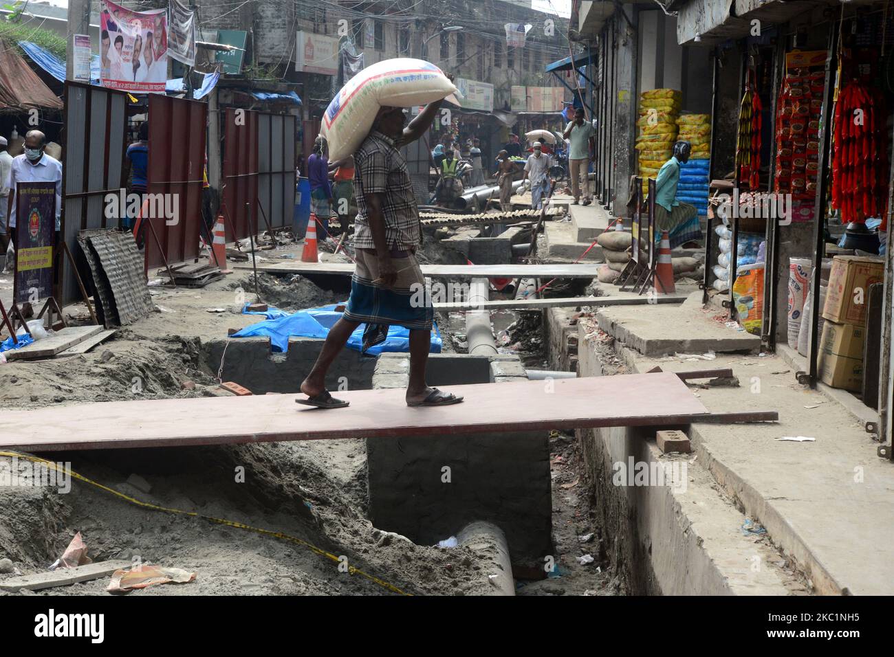 Bürger, die am 13. Oktober 2020 auf der konstruierten Straße in Dhaka, Bangladesch, spazieren gehen (Foto: Mamunur Rashid/NurPhoto) Stockfoto