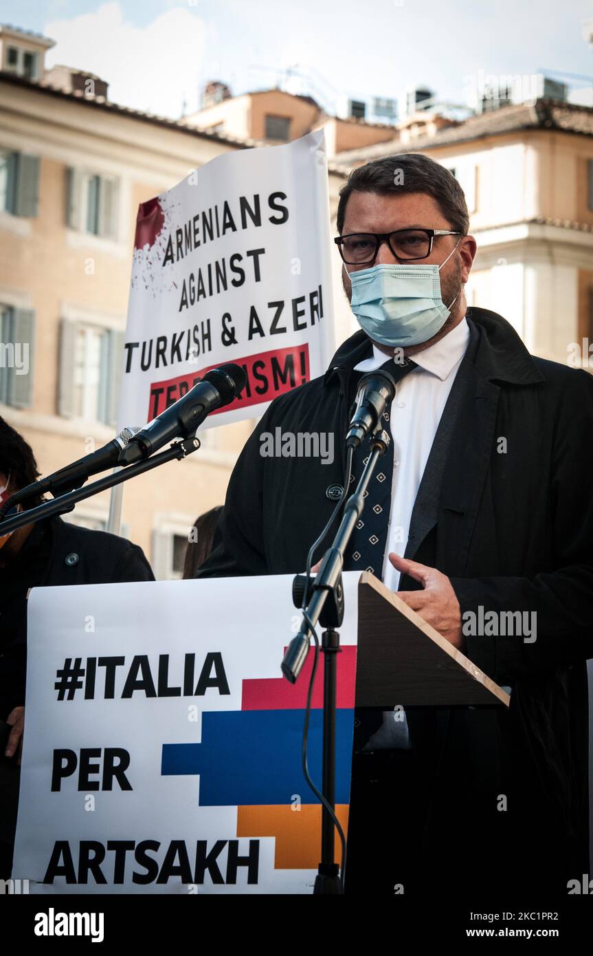 Gennaro Migliore, Abgeordneter der Partei Italia Viva, nimmt an der Demonstration des armenischen Volkes auf dem Montecitorio-Platz in Rom, Italien, am 13. Oktober 2020 Teil, um die aserbaidschanische Waffenruhe in Berg-Karabach zu fordern. (Foto von Andrea Ronchini/NurPhoto) Stockfoto