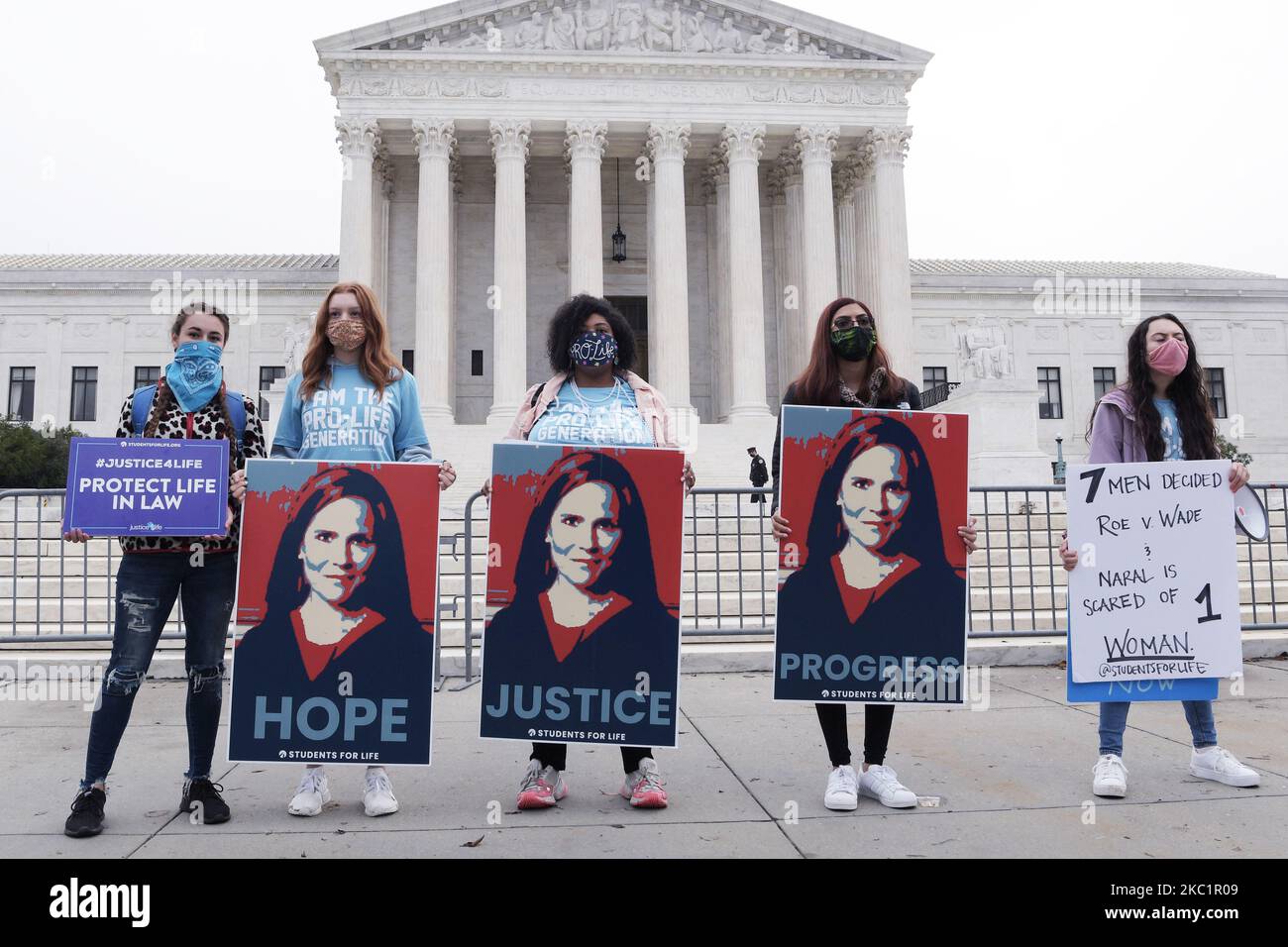 Protestierende für und gegen die Versammlung vor dem Obersten Gerichtshof der USA während der heutigen Bestätigung von Amy Coney Barrett am 13. Oktober 2020 in Washington DC. (Foto von Lenin Nolly/NurPhoto) Stockfoto