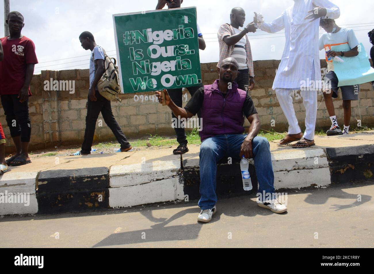 Jugendliche von ENDSARS-Demonstranten zeigen ihre Plakate in einer Menschenmenge zur Unterstützung des anhaltenden Protests gegen die Belästigung, Tötung und Brutalität der nigrischen Polizeieinheit, die am 13. Oktober 2020 im Allen-Kreisverkehr in Ikeja als Special Anti-Raub Squad (SARS) bezeichnet wird. (Foto von Olukayode Jaiyeola/NurPhoto) Stockfoto