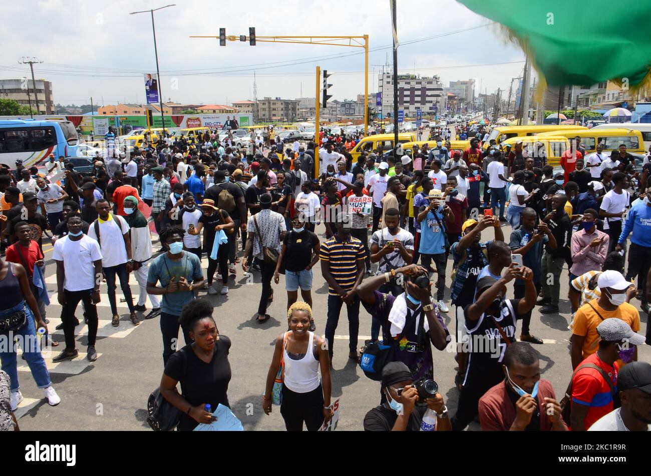 Jugendliche von ENDSARS-Demonstranten blockieren große Straßen im ganzen Staat seine Unterstützung für den anhaltenden Protest gegen die Belästigung, Tötung und Brutalität der nigrischen Polizeieinheit, die am 13. Oktober 2020 im Allen-Kreisverkehr in Ikeja als Special Anti-Raub Squad (SARS) bezeichnet wird. (Foto von Olukayode Jaiyeola/NurPhoto) Stockfoto